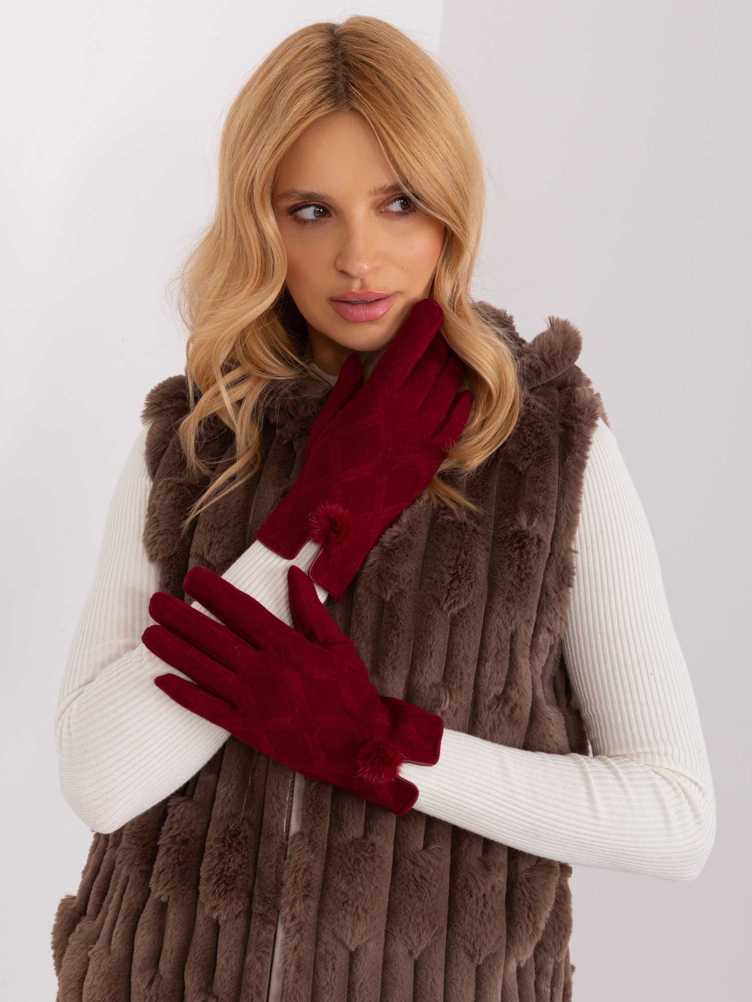 Burgundy winter gloves with cut-out