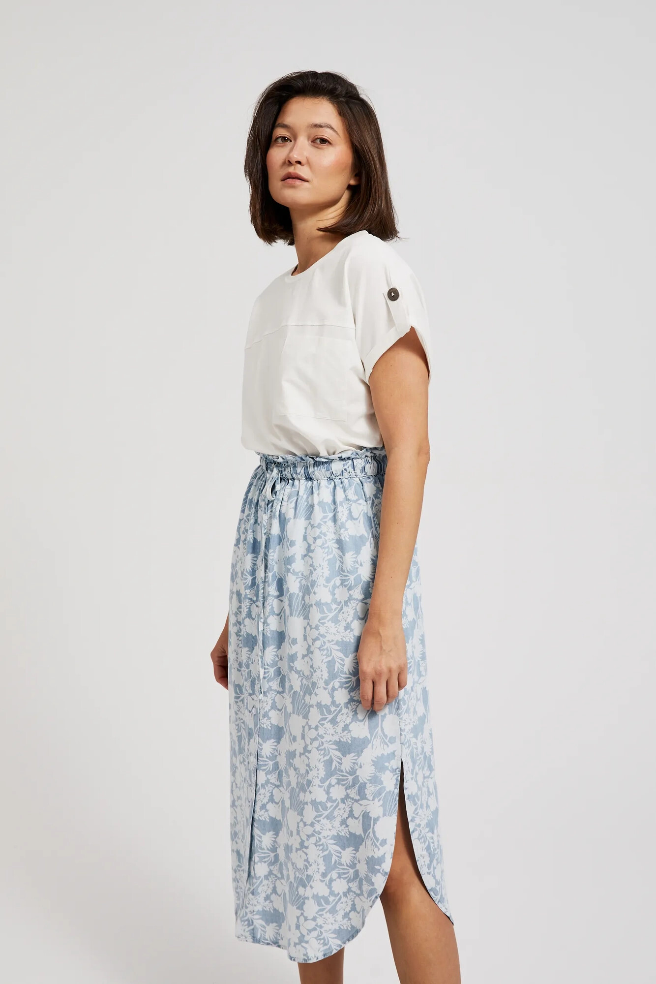 Women&#039;s midi skirt with flowers MOODO - blue