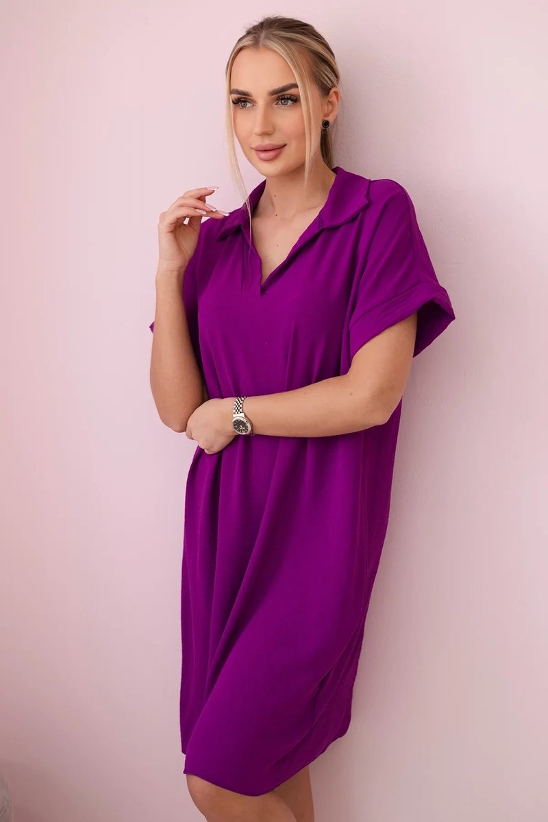 Dress with a neckline and collar in dark purple color