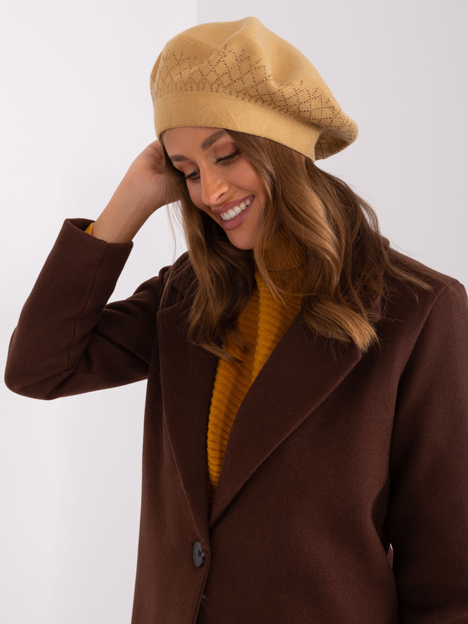 Women's camel beret with appliqué