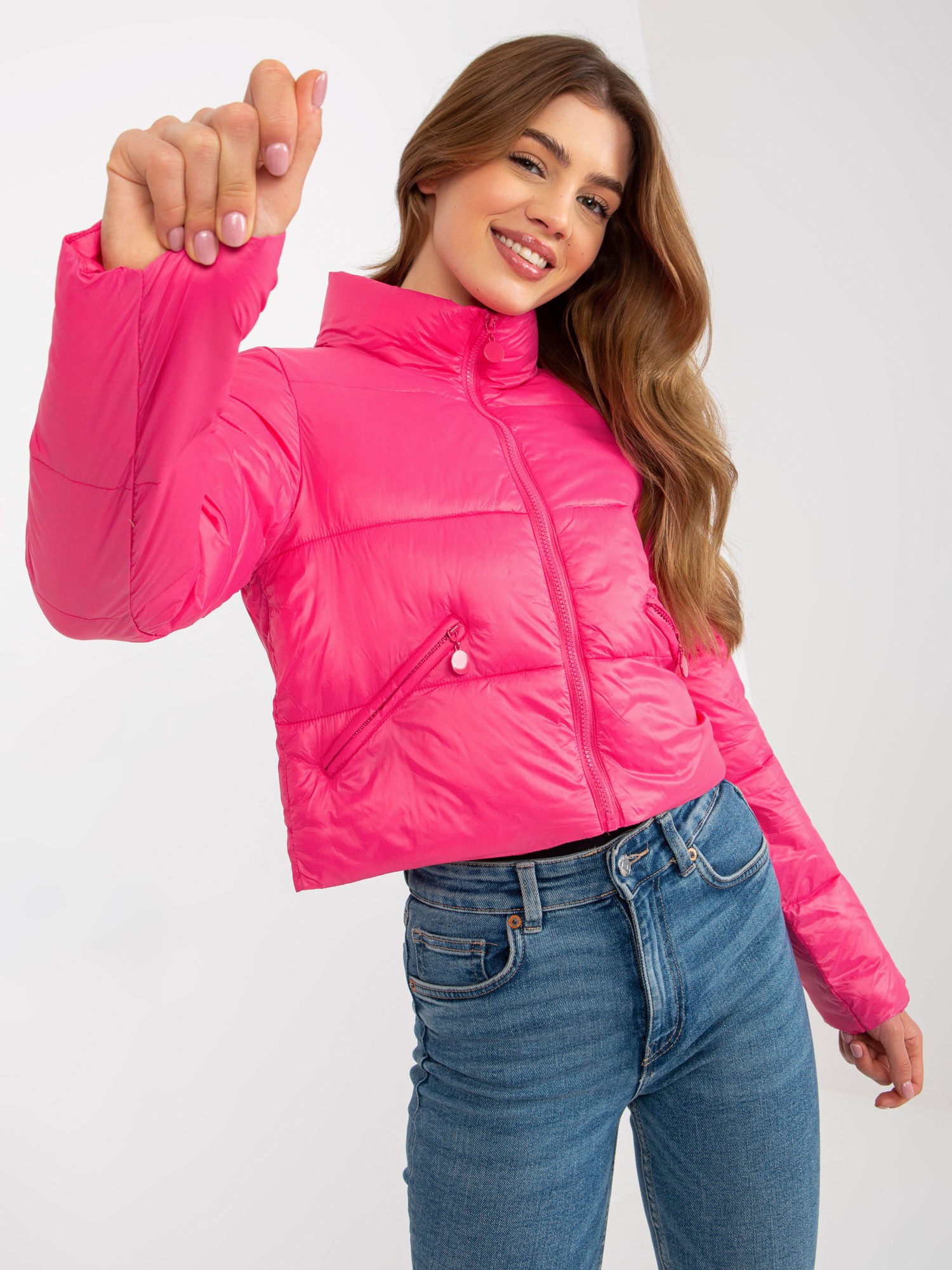 Levně Tmavě růžová krátká přechodná prošívaná bunda s kapsami