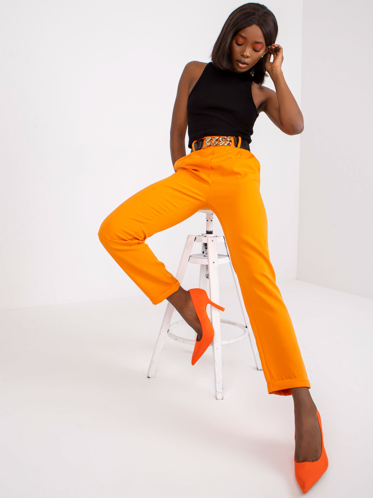 Jasne oranžové oblekové nohavice s ozdobným sevillským opaskom