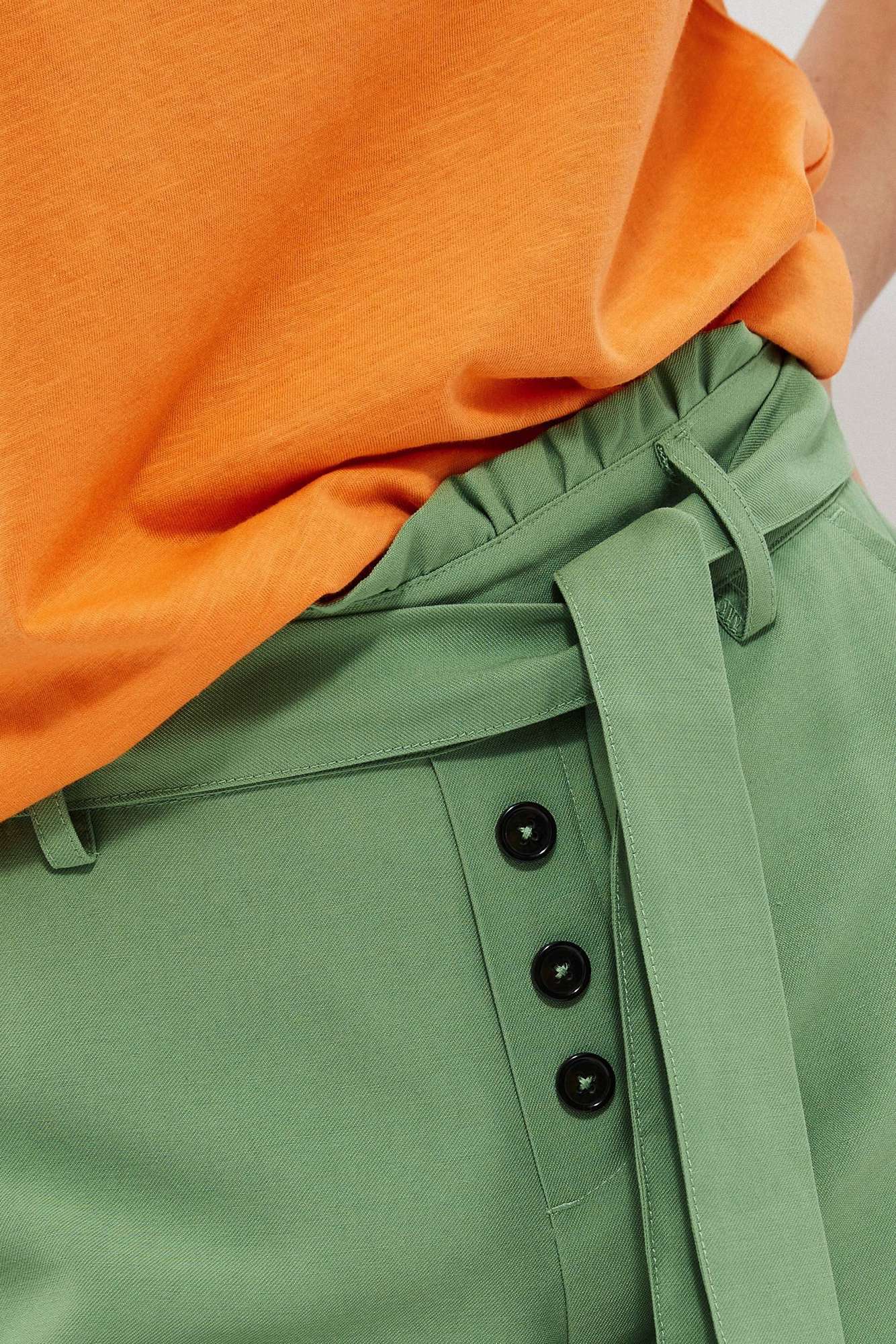 Simple shorts with tie