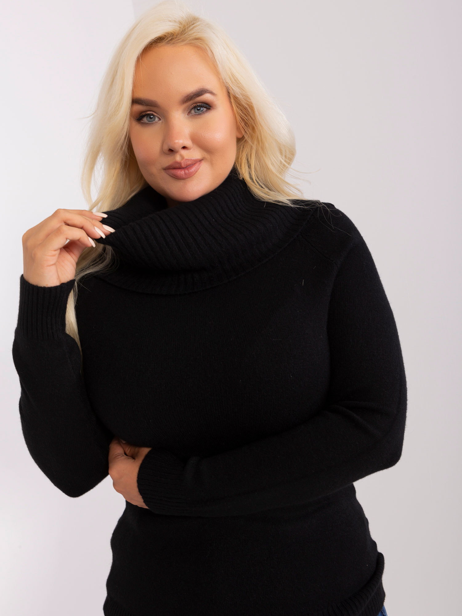 Levně Černý dámský svetr plus size s viskózou