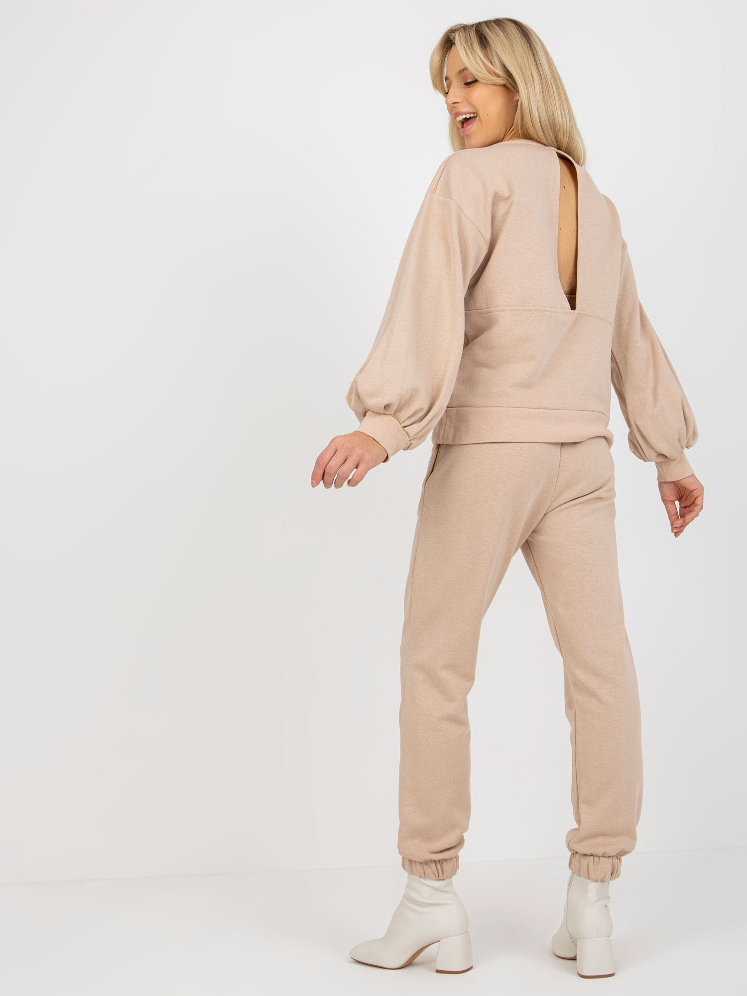 Beige casual ensemble with blouse with wide sleeves