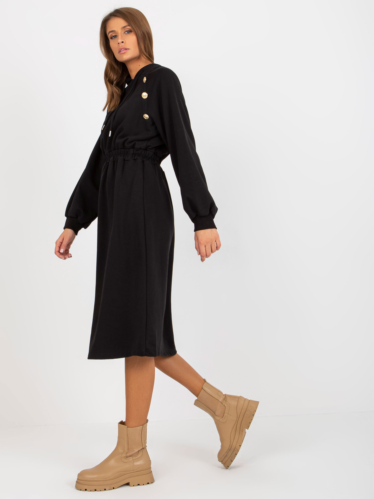 Levně Černé rozevláté mikinové šaty s kapucí