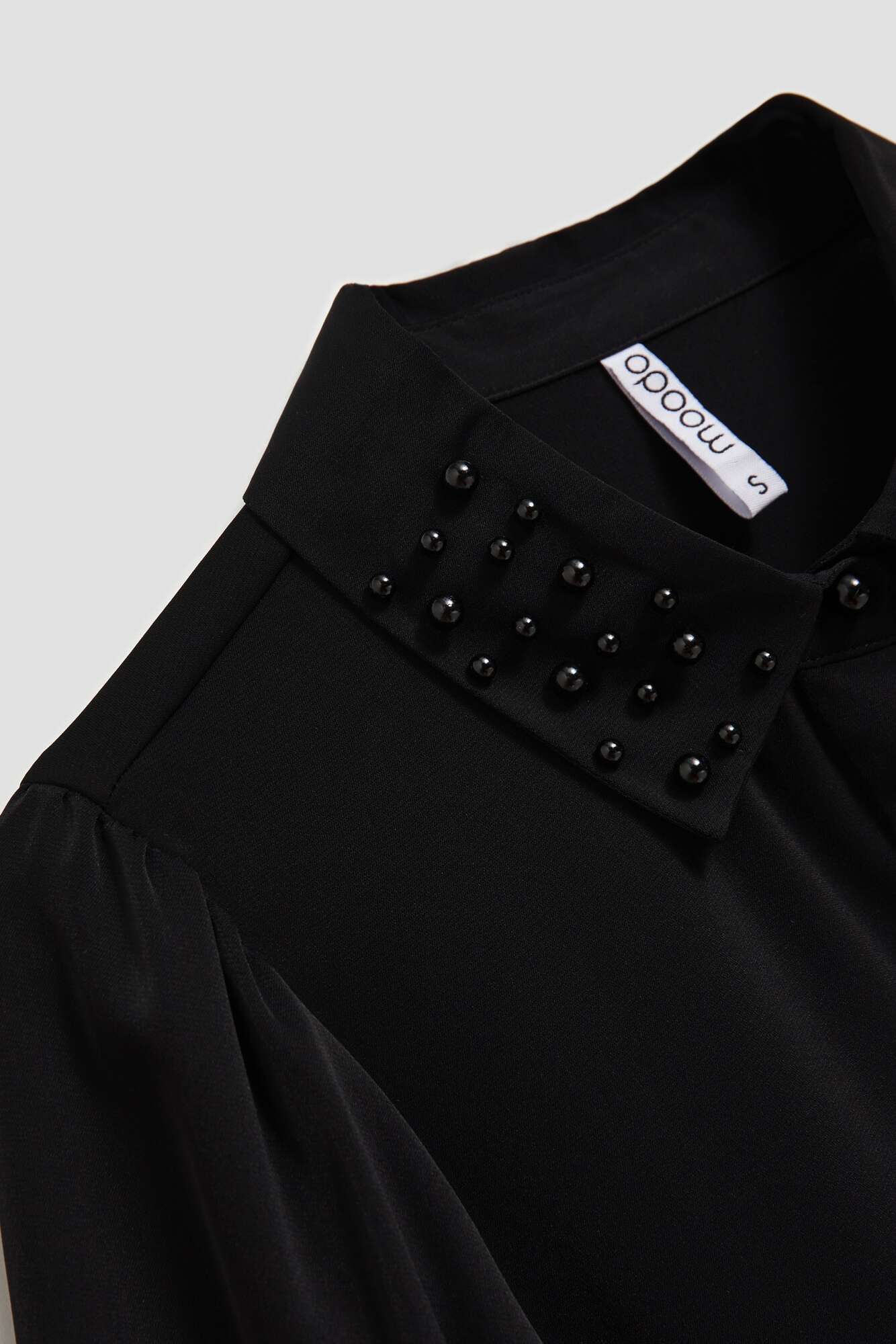 Shirt with decorative collar