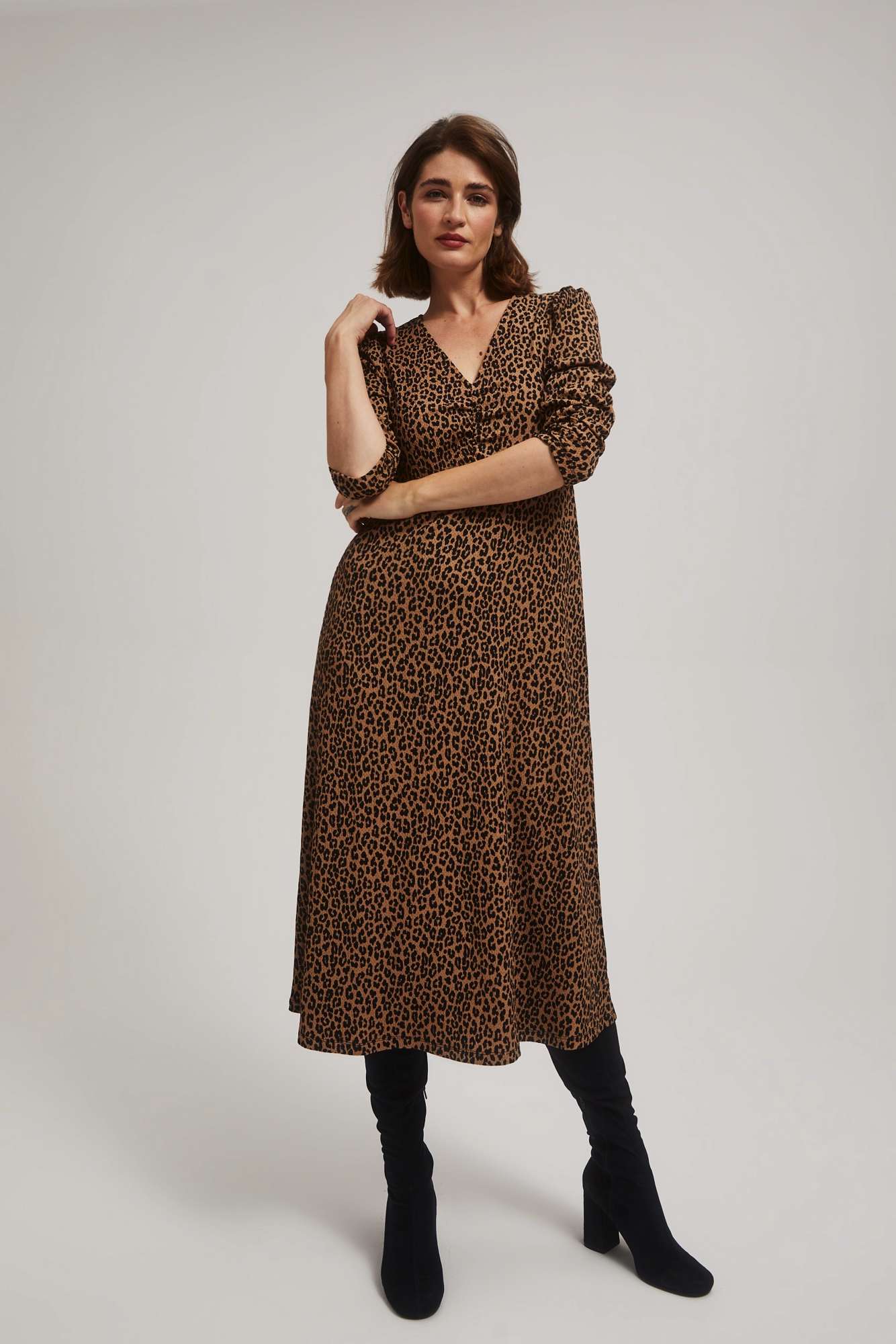 Levně Midi šaty s leopardím vzorem