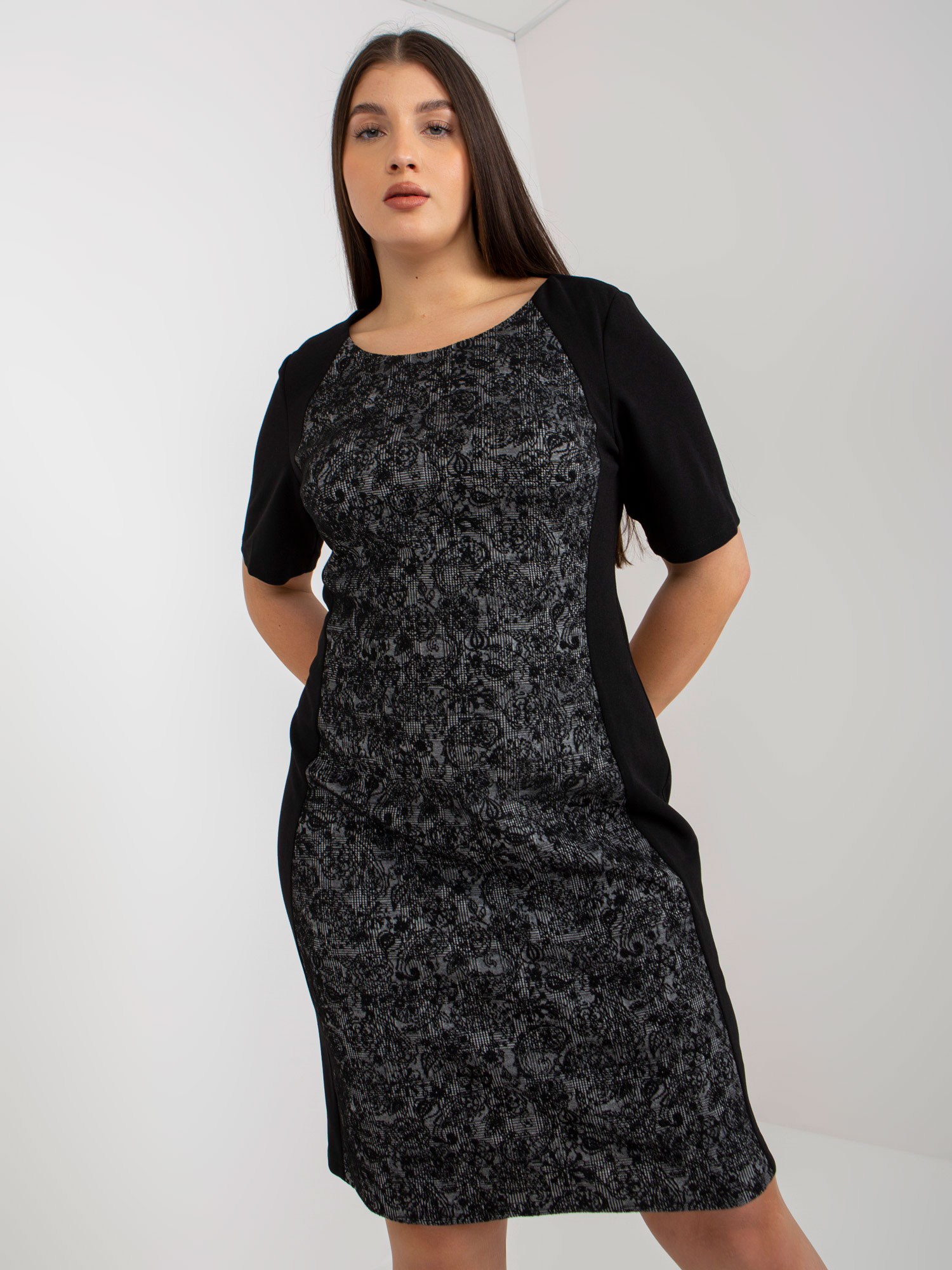 Levně Černé tužkové šaty velikosti plus s krátkým rukávem