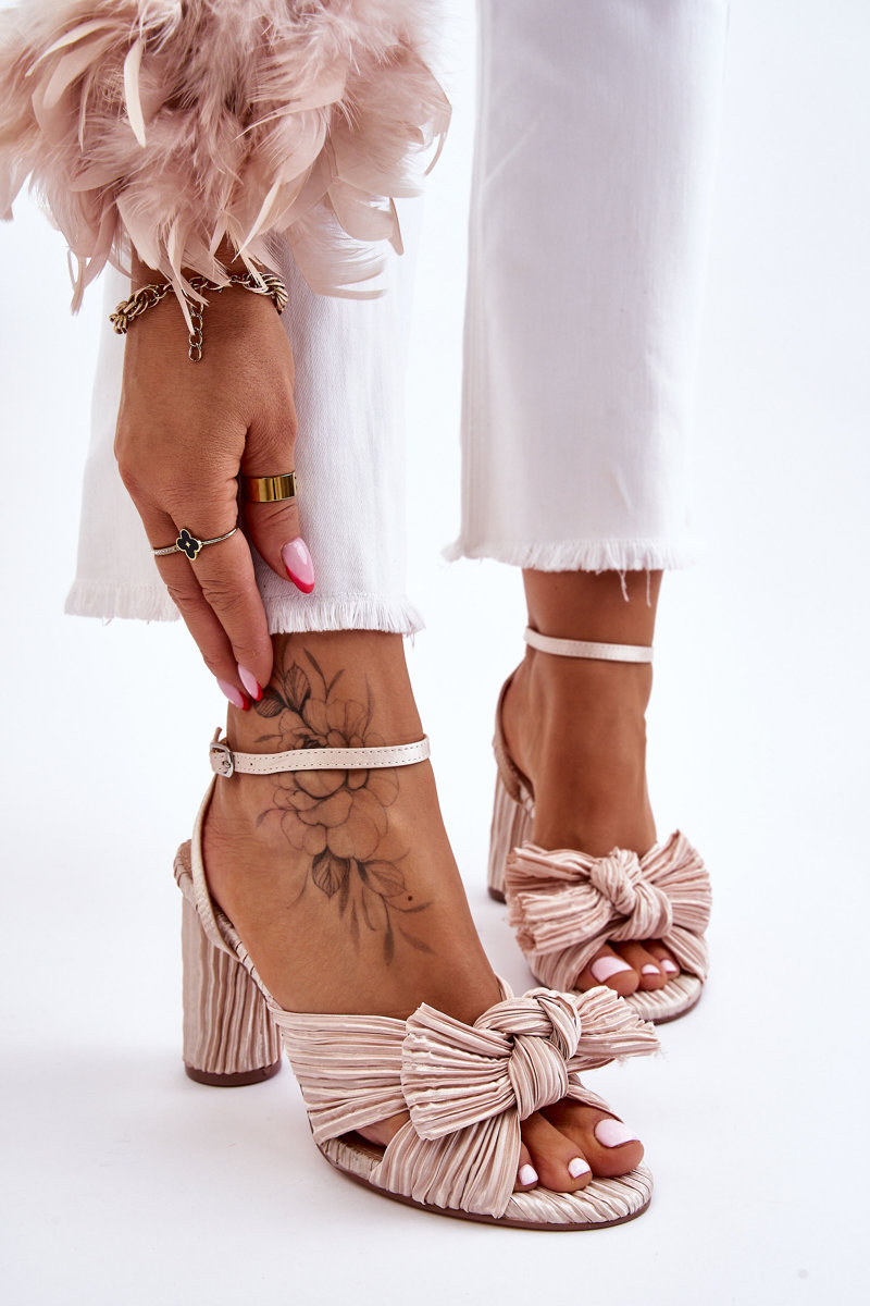 Fashionable sandals with a bow on heels light beige callum - ružová
