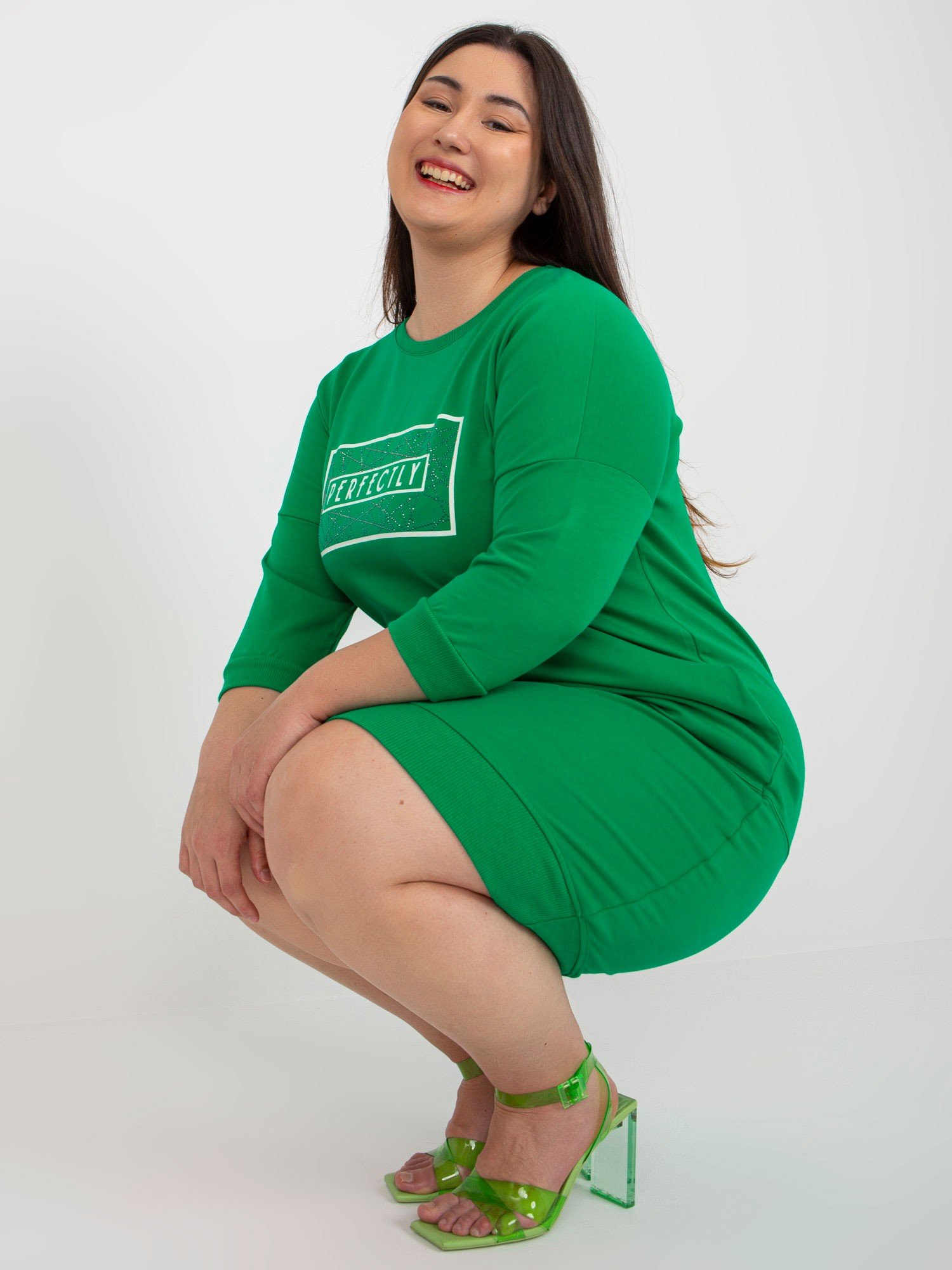 Levně Zelené bavlněné šaty větší velikosti se sloganem