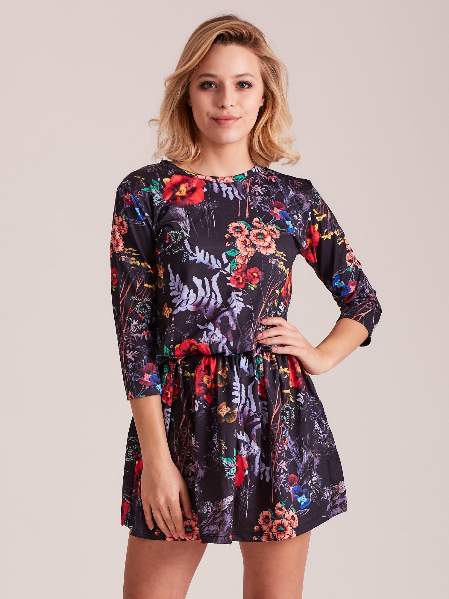 Levně Černé šaty s barevným květinovým vzorem