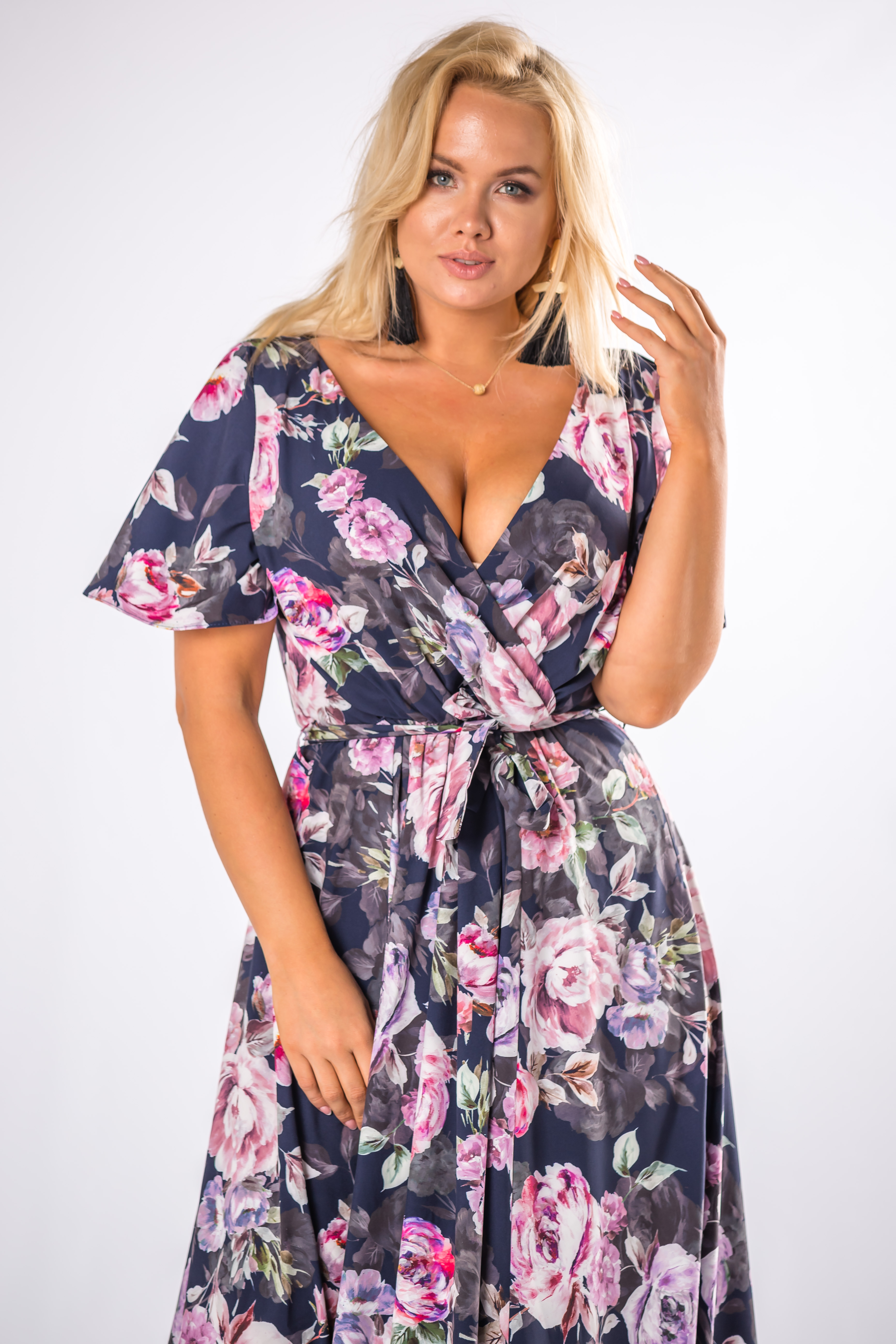 rochie maxi cu model, cu decolteu plic și o legătură în talie