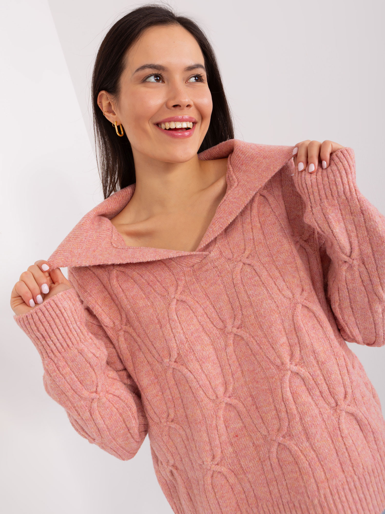 Levně Zaprášený růžový kabelový pletený svetr s límečkem