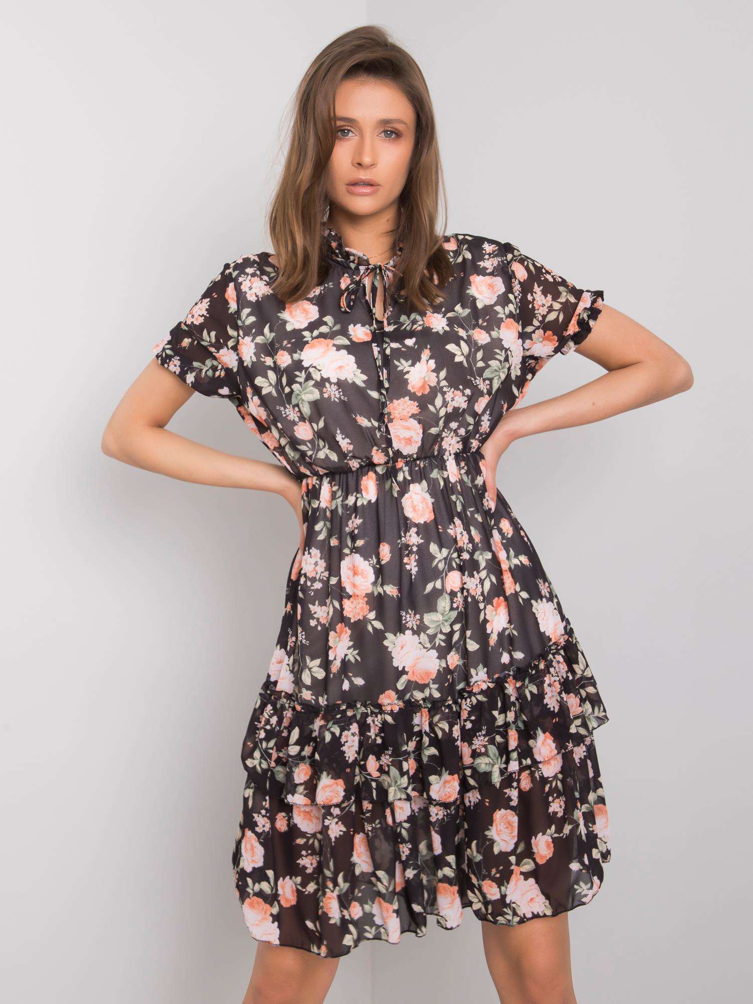 Rochie cu model negru cu un bibelou