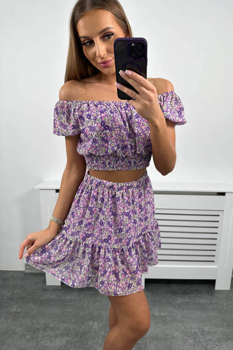 Set with a motif of tiny flowers of purple color