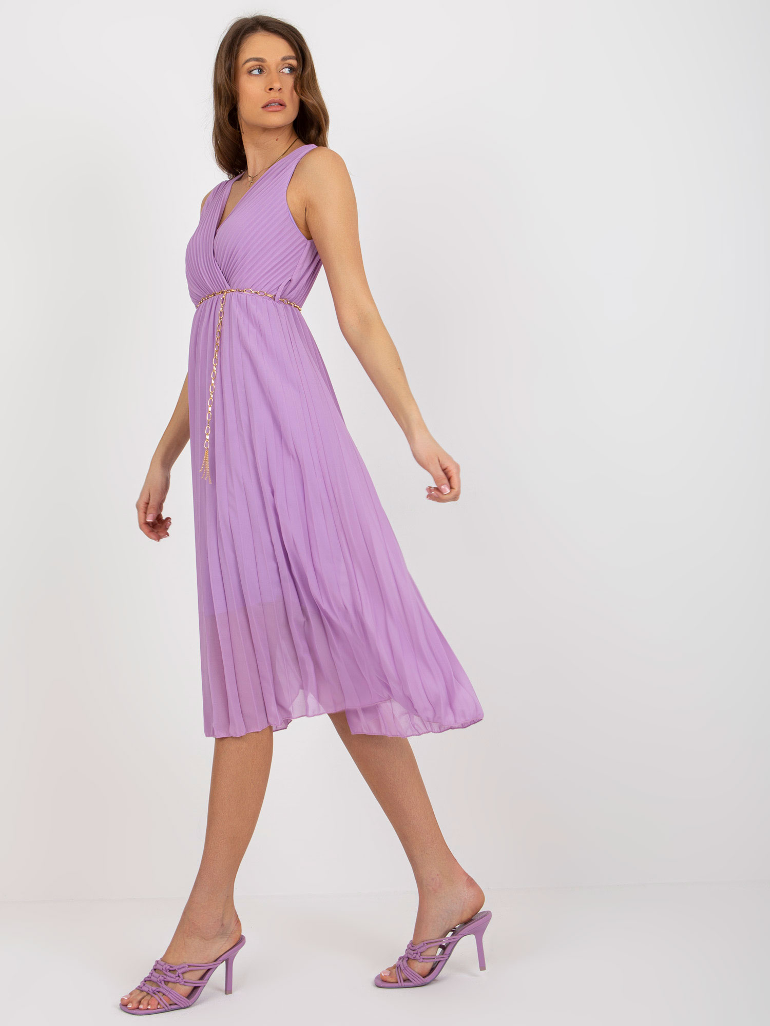 Levně Světle fialové plisované midi šaty bez rukávů