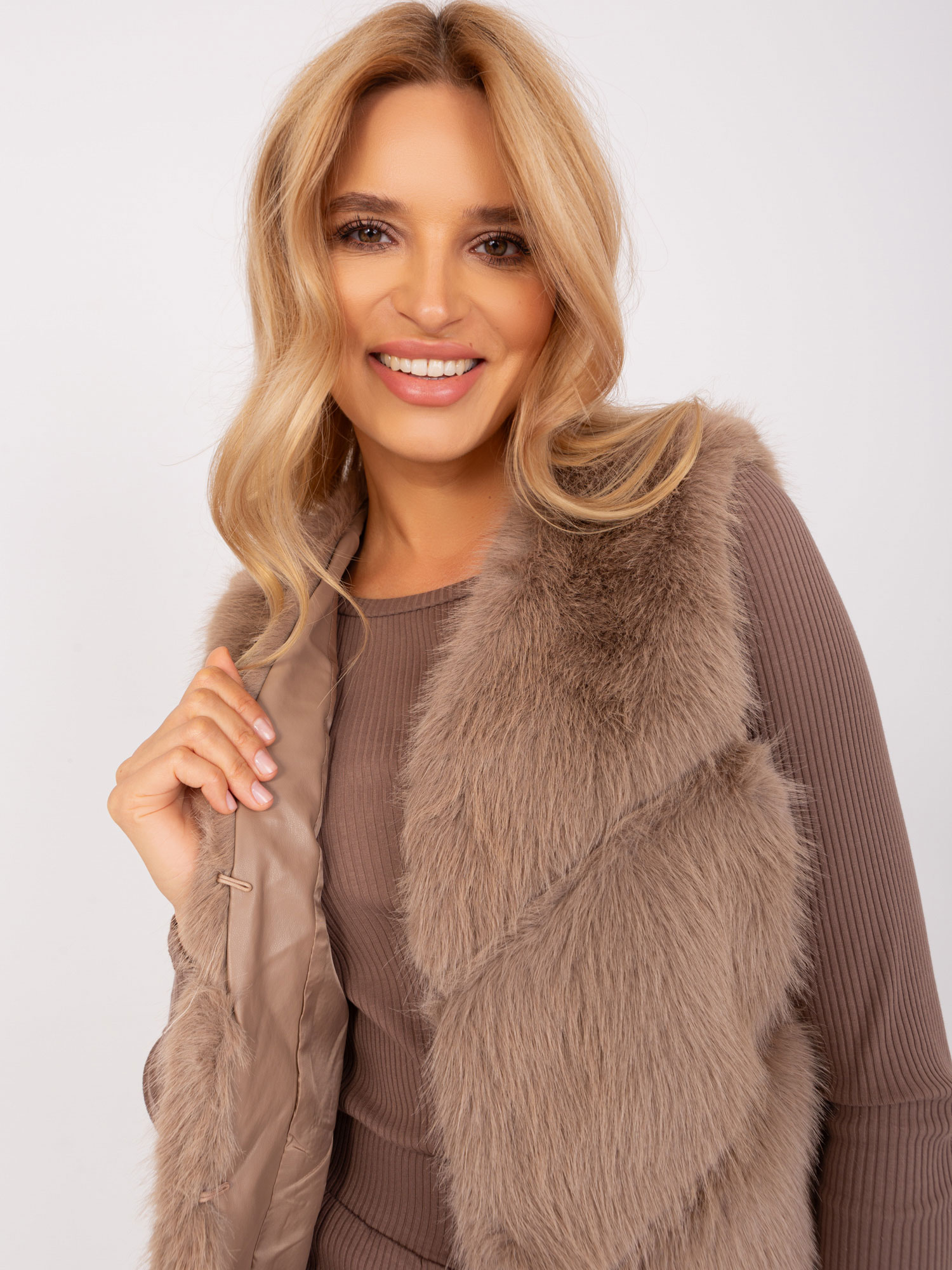 Vestă de blană bej închis cu buzunare