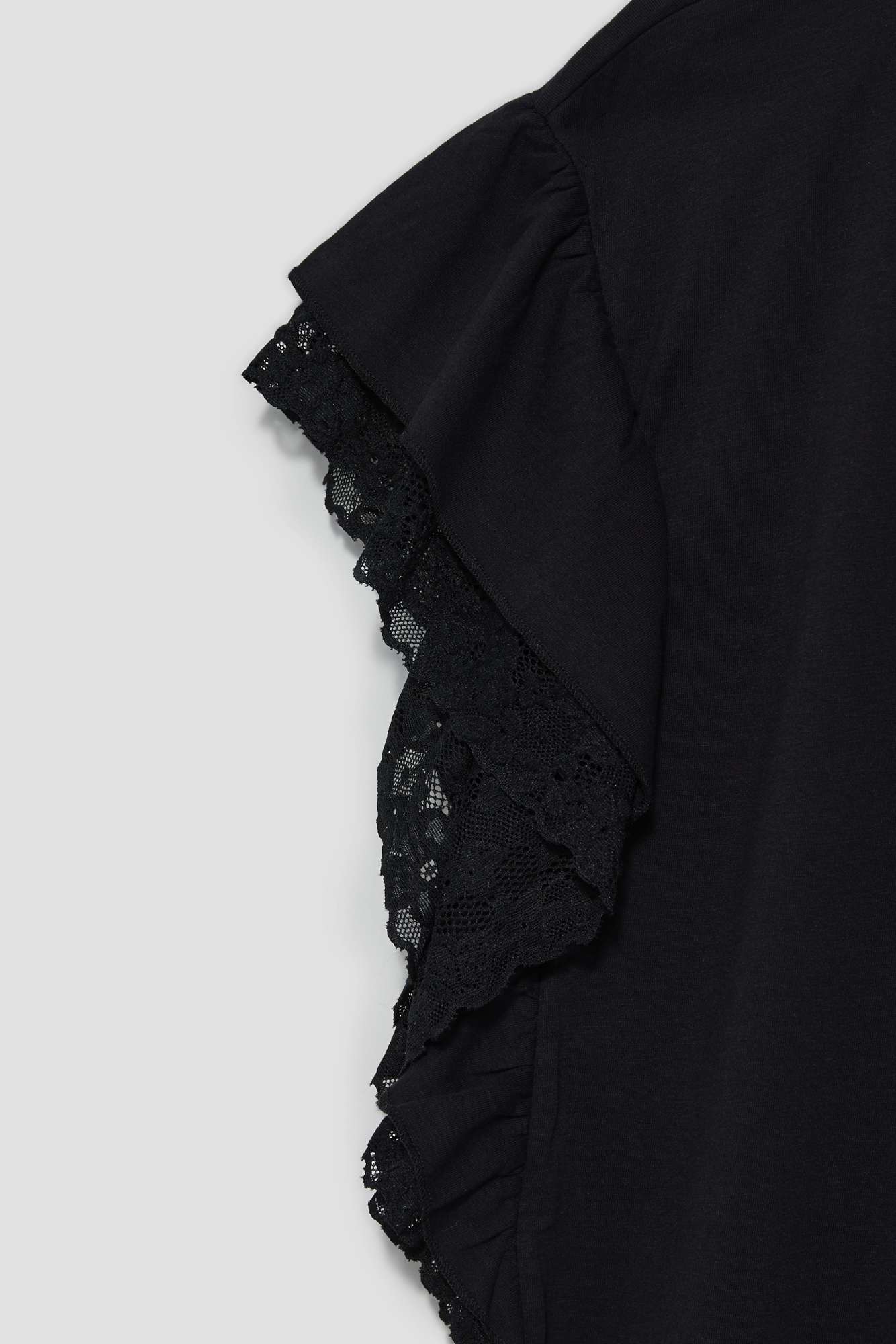 Blouse with ruffles on the shoulders