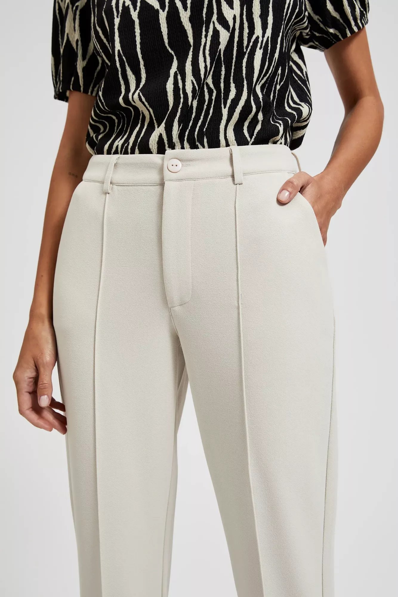 Elegant women's trousers in beige color
