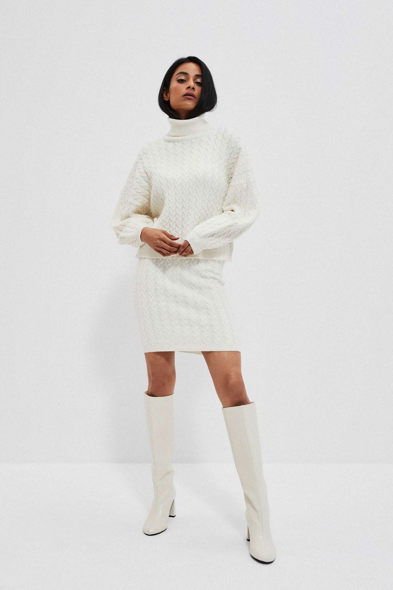 Skirt knitted with a cable