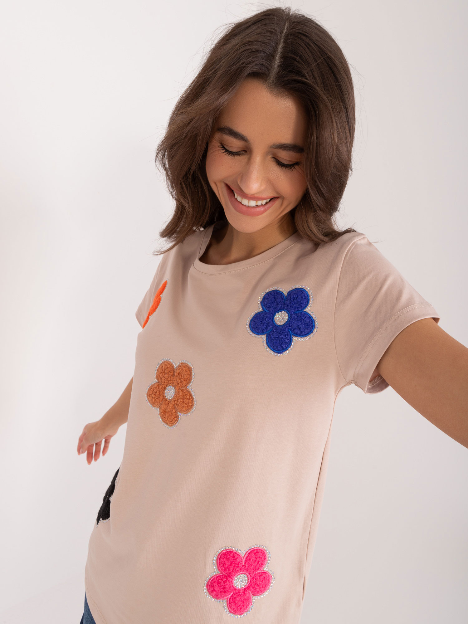 Levně Tmavě béžové tričko s květinovou aplikací BASIC FEEL GOOD