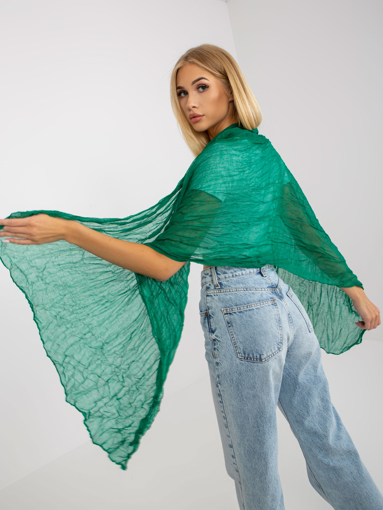 Airy green viscose scarf with pleated