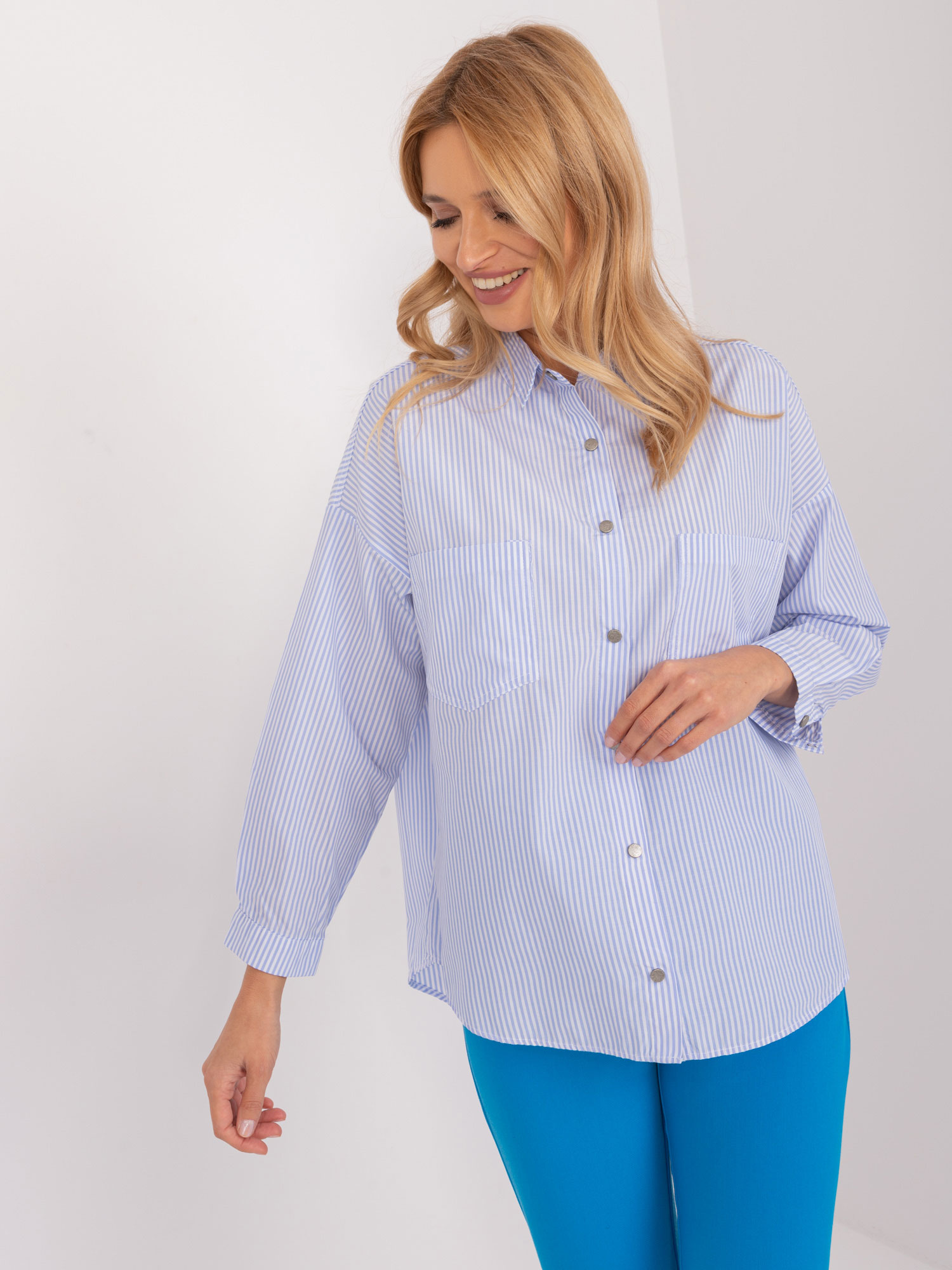 Levně Světle modrá a bílá dámská oversize košile s límečkem