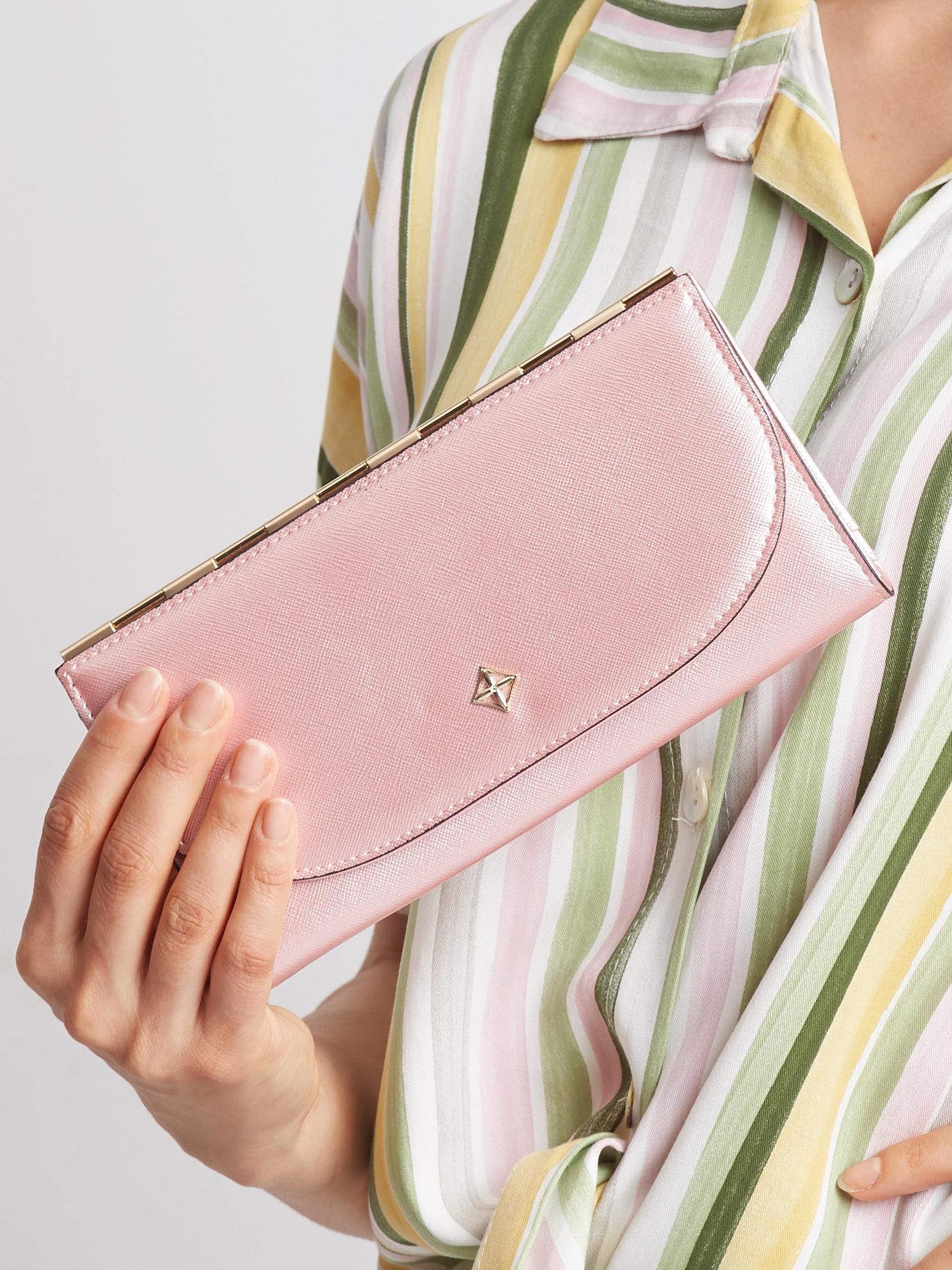 Elegáns, világos rózsaszín pénztárca