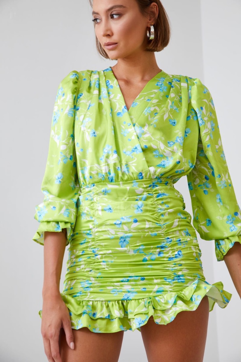 Rochie florală strânsă cu perdea de var