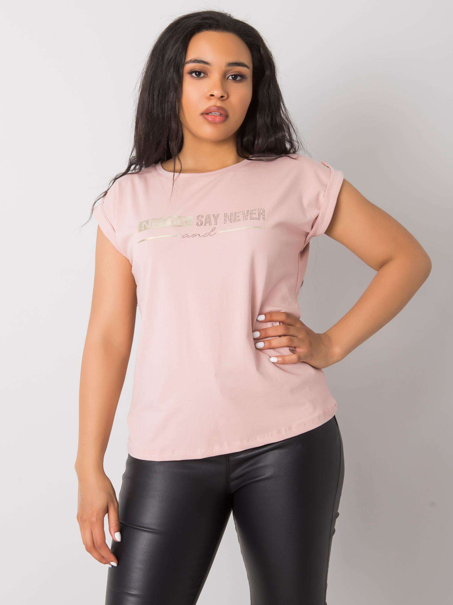 Levně Zaprášené růžové tričko plus velikosti s nášivkami