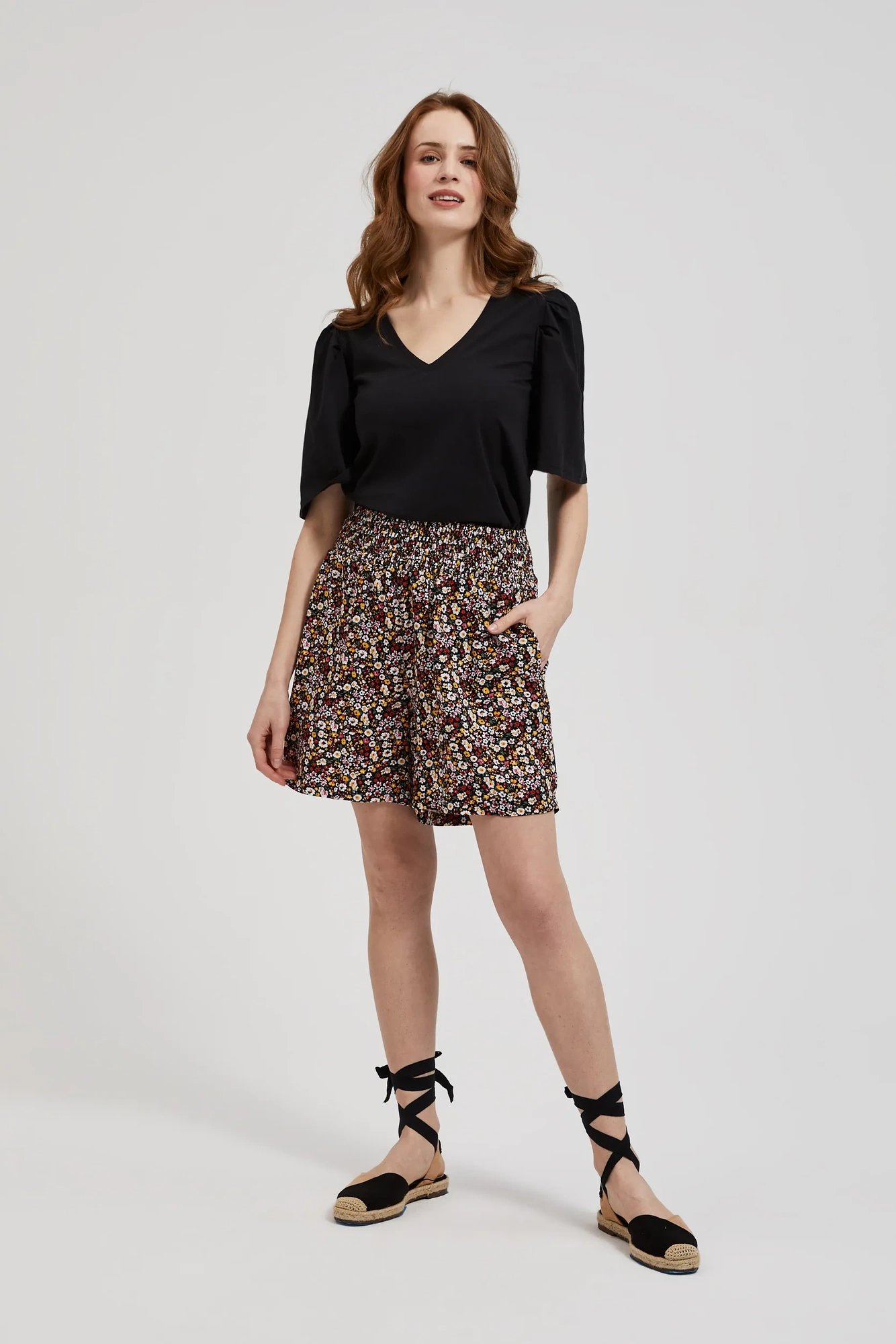 Women&#039;s shorts with floral pattern MOODO - black
