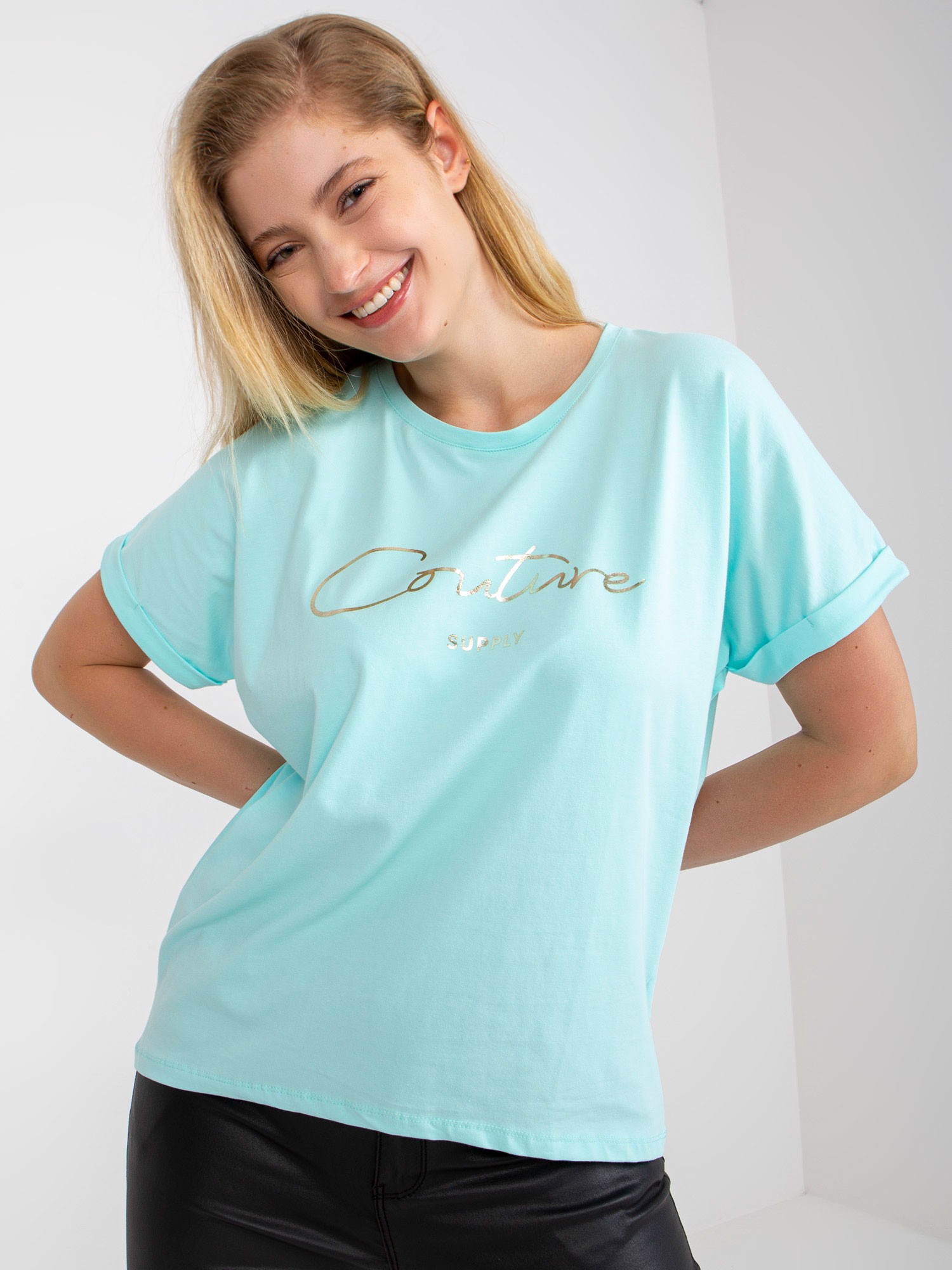 Levně Bavlněné mátové tričko větší velikosti se sloganem