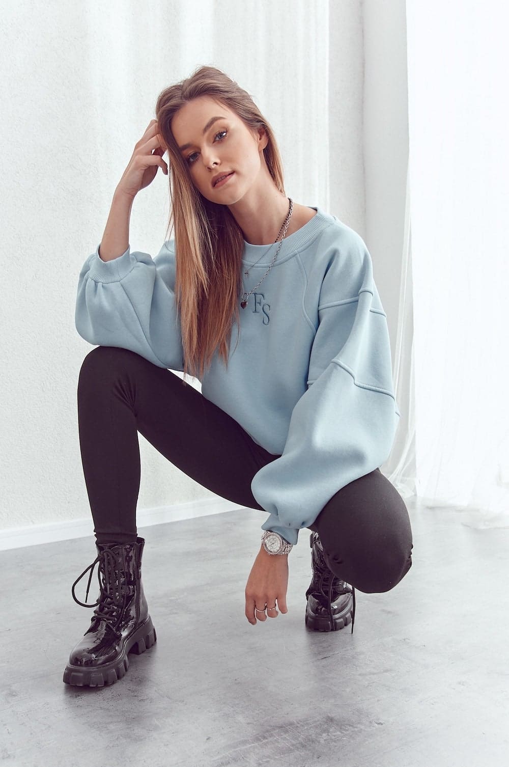 Loose insulated blue sweatshirt with leggings