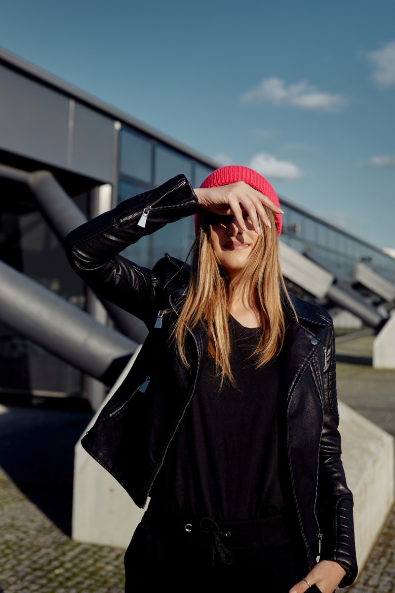 Women's cap with foldable neon pink