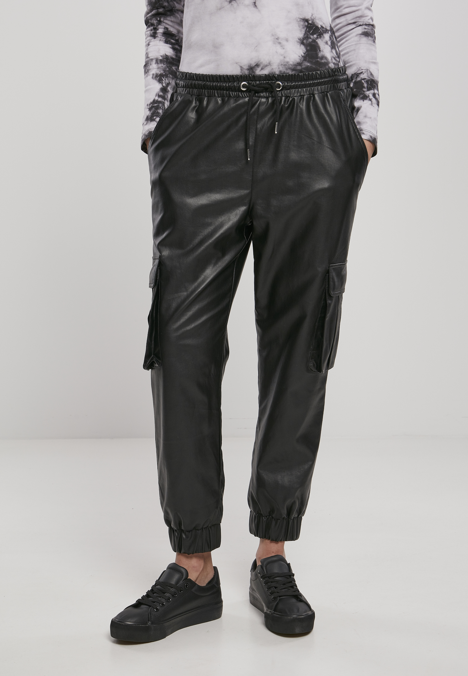 Women's Cargo Pants Made Of Faux Leather Black