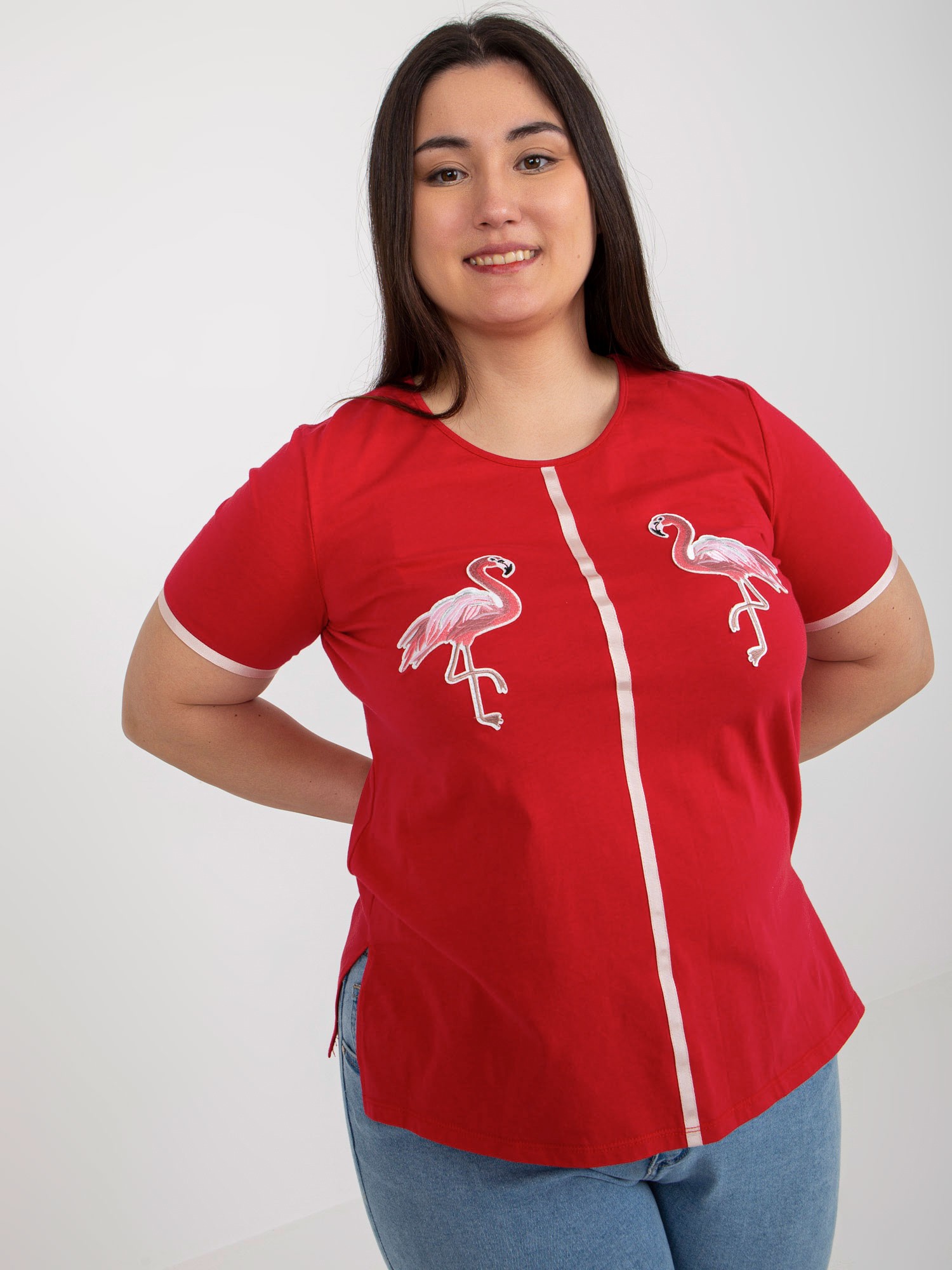 Levně Červené dámské tričko větší velikosti s nášivkami