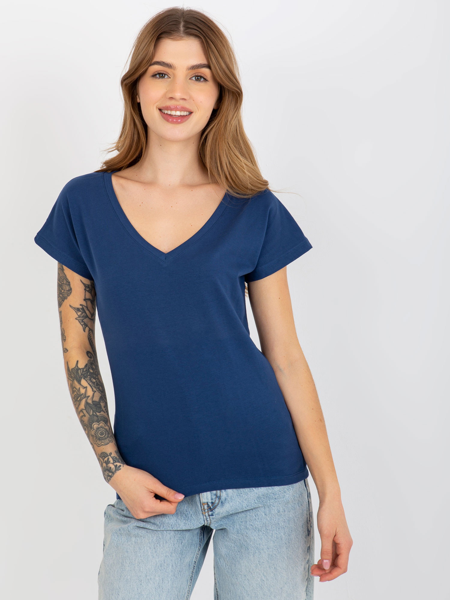 Levně Klasické základní tričko v námořnické modré barvě s výstřihem do V
