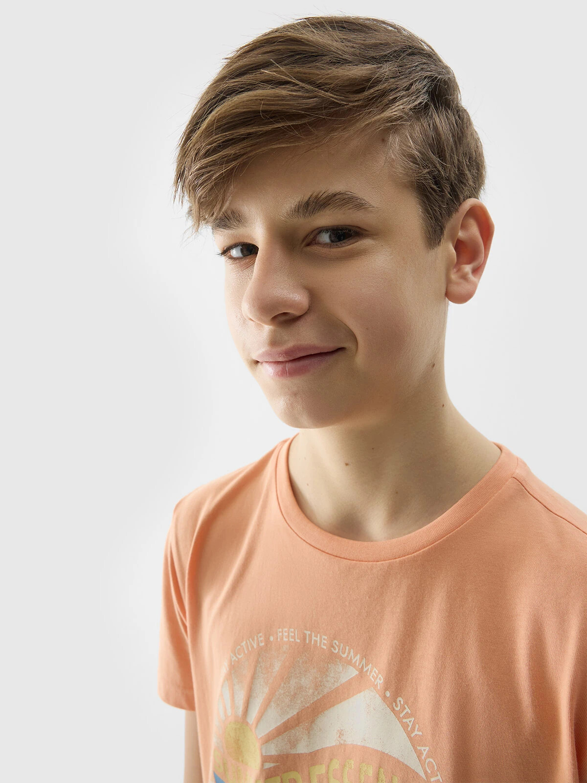 Boys' T-shirt in a regular fit with a 4F print - coral