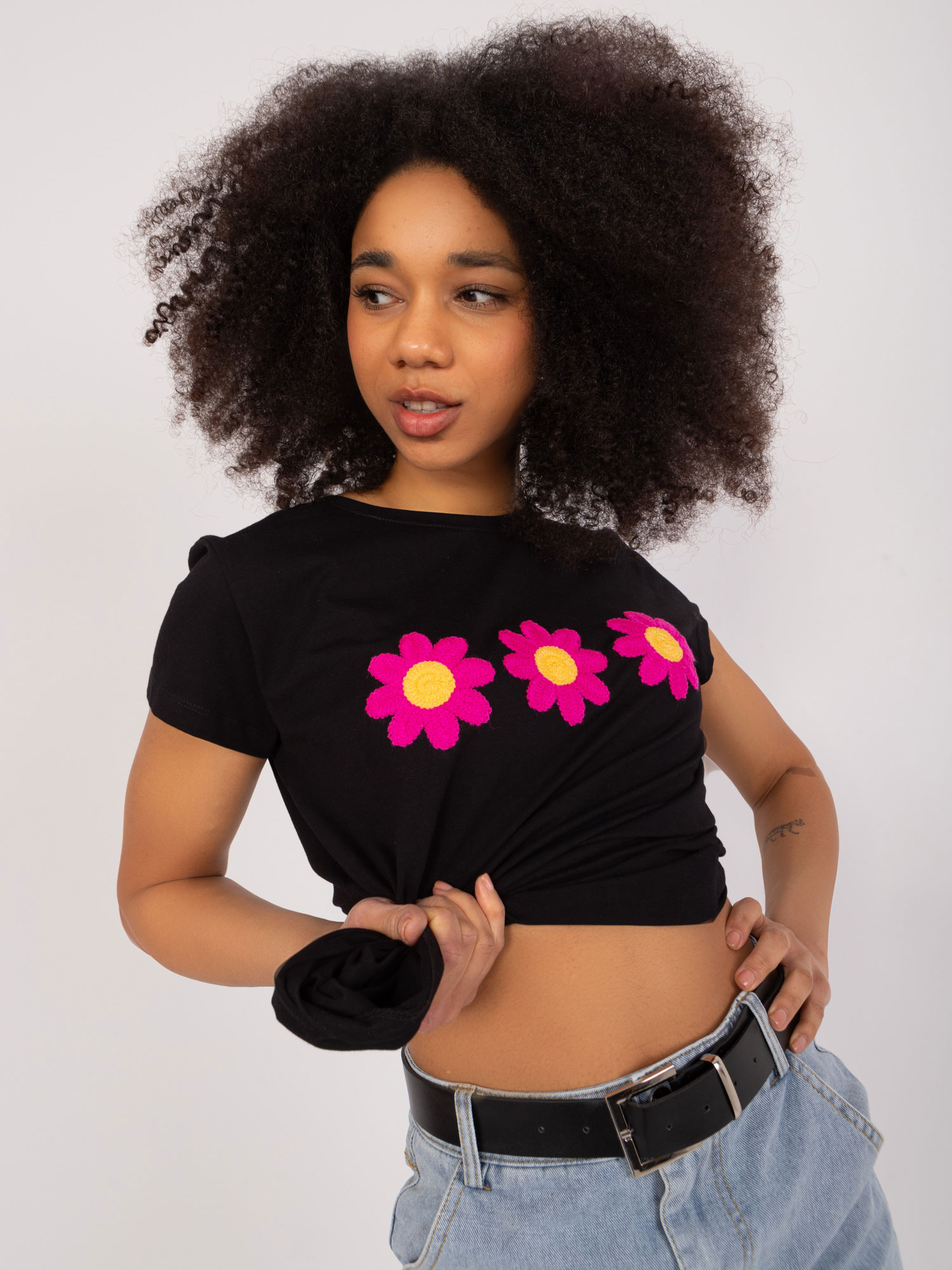 Levně Černé tričko s květinovou výšivkou BASIC FEEL GOOD