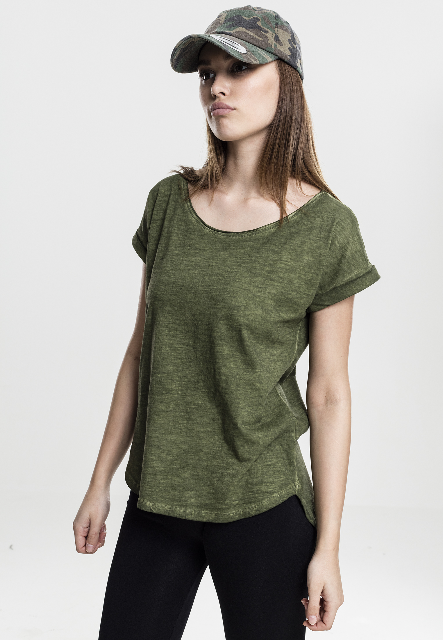 Levně Dámské tričko s dlouhým zády ve tvaru spreje s barvivem olivové