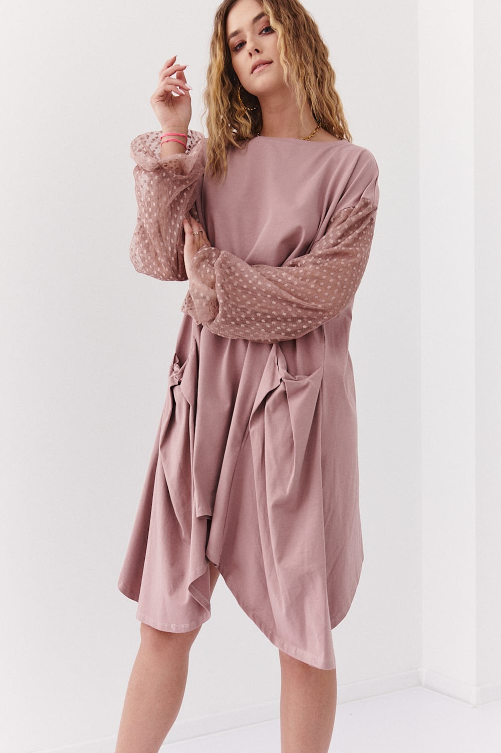 Levně Asymetrické oversize šaty s průhlednými cappuccino rukávy