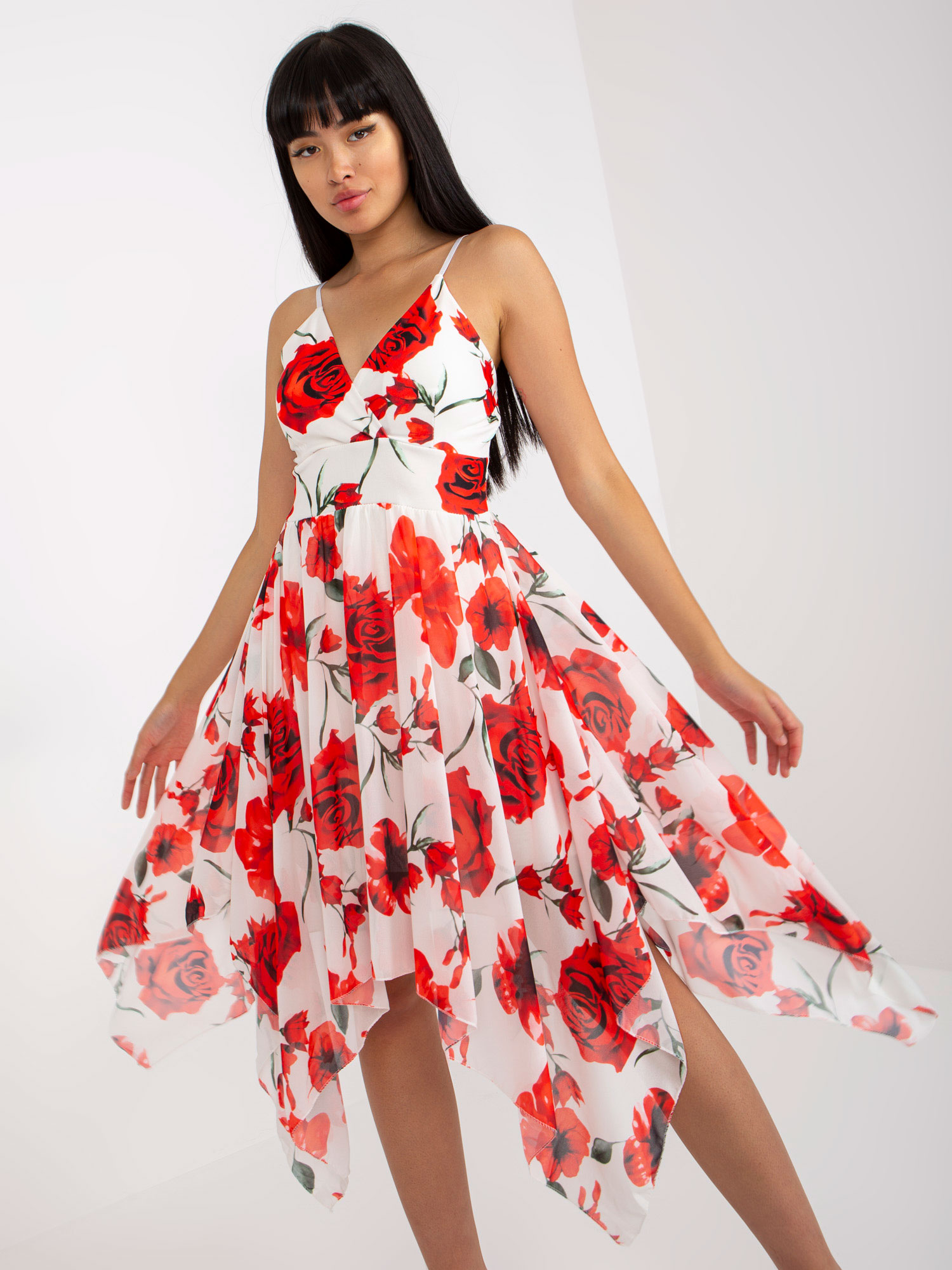 Levně Bílé a červené šaty s květinovými ramínky