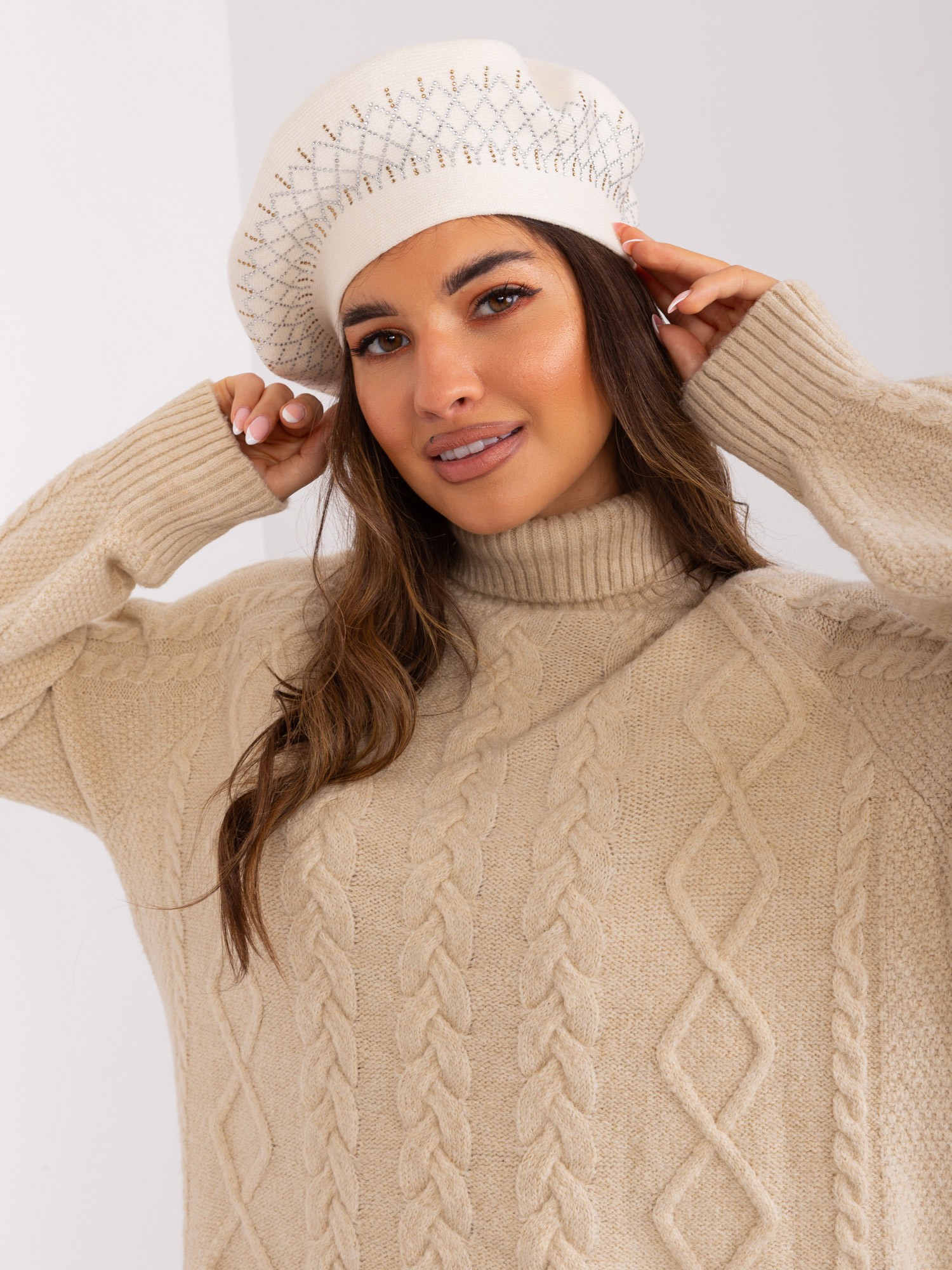 Creamy women's beret with cashmere