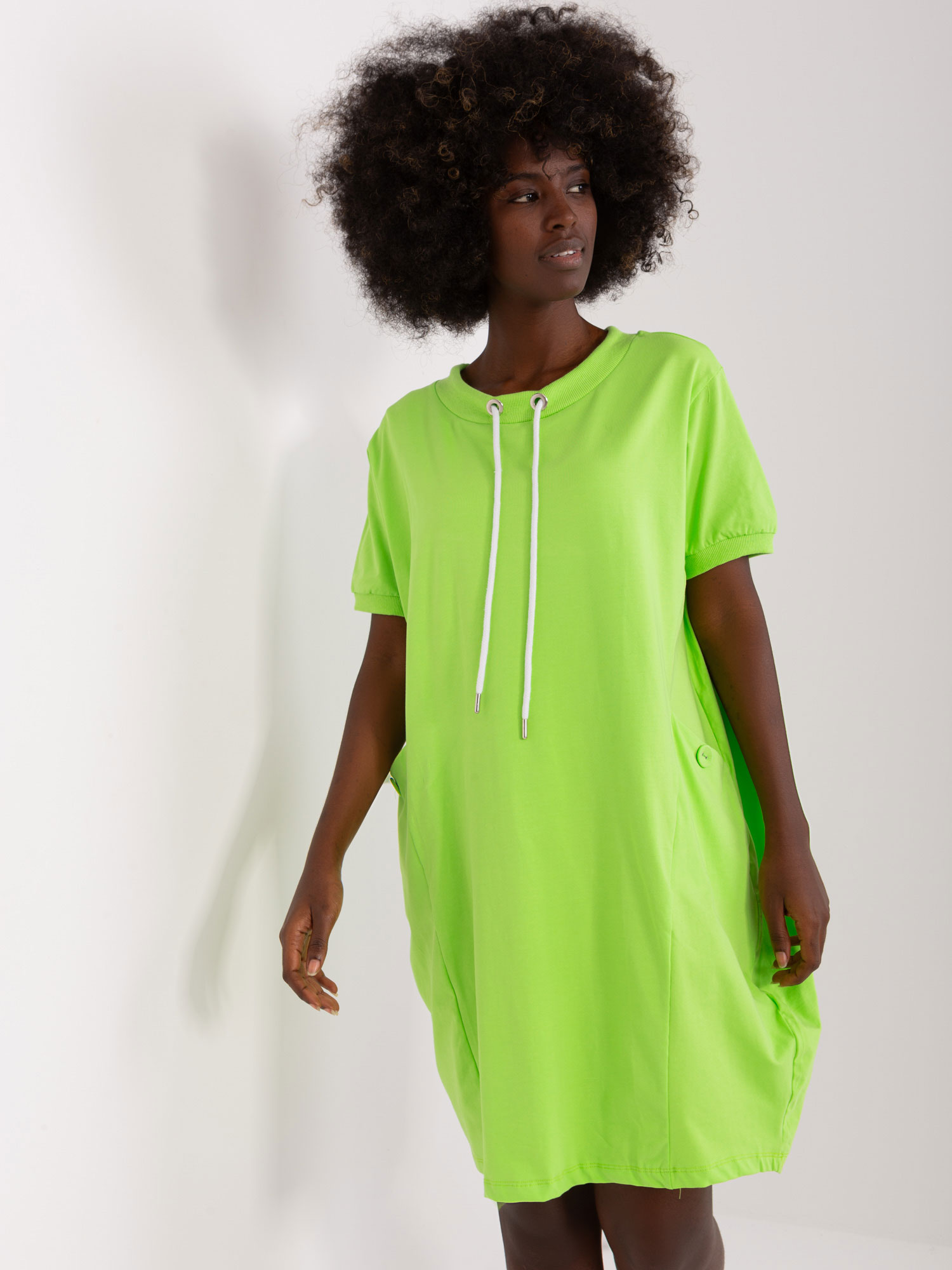 Levně Světle zelené základní šaty s krátkým rukávem
