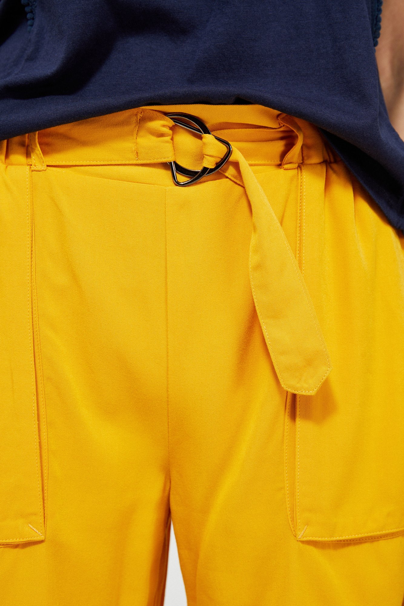 Pantaloni scurți cu talie adunată - galben