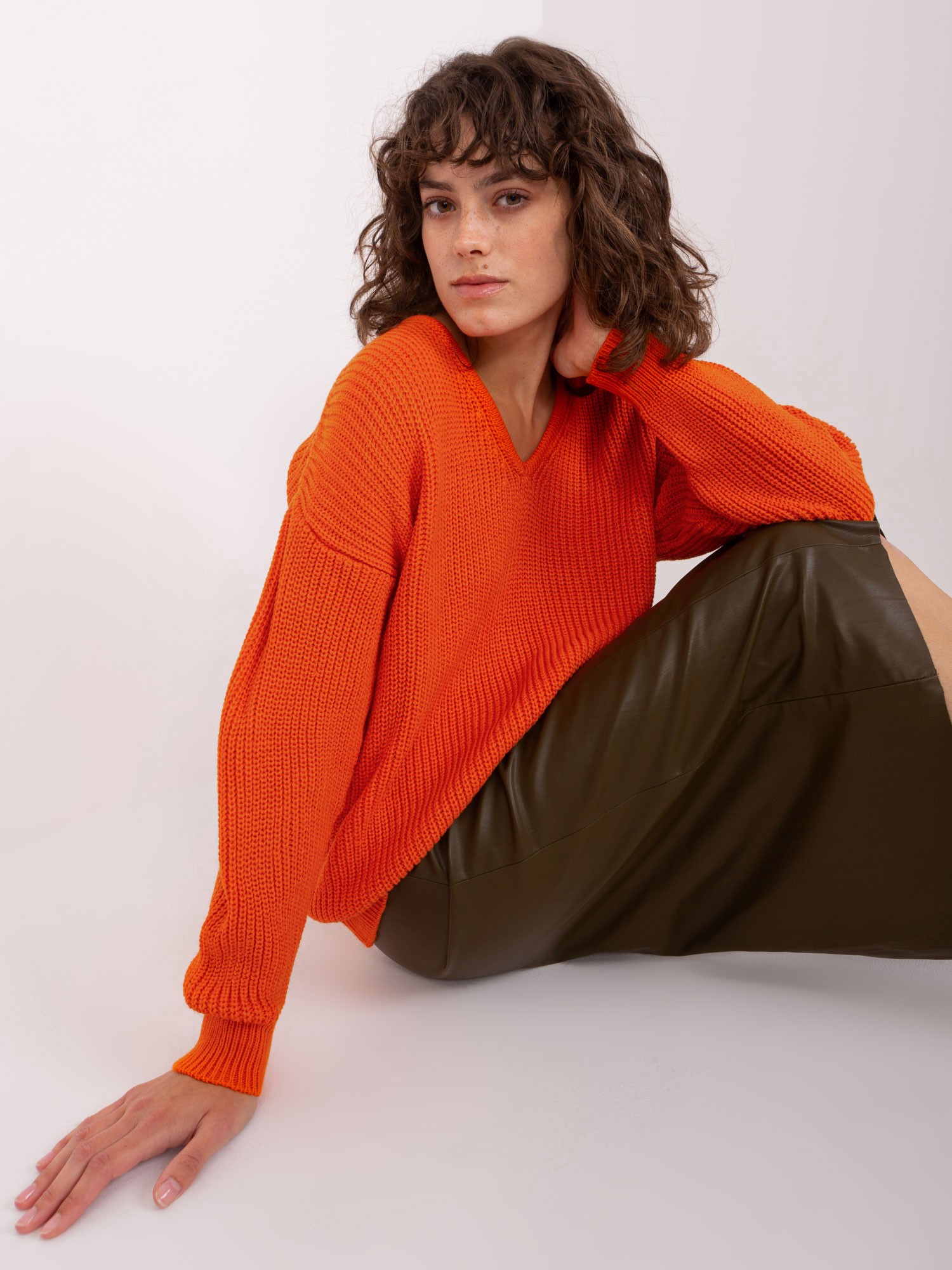 Levně Oranžový dámský oversize svetr