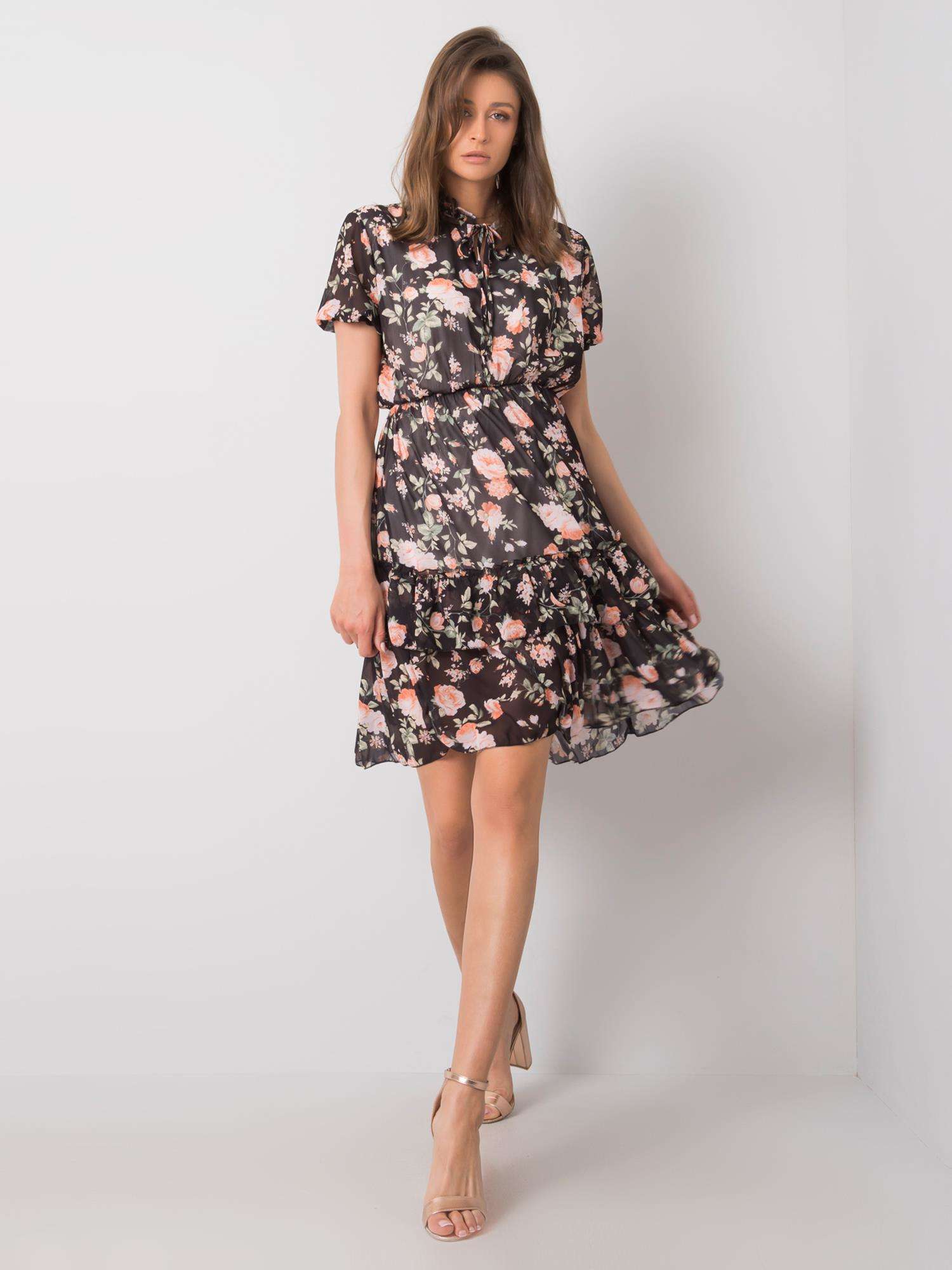 Rochie cu model negru cu un bibelou