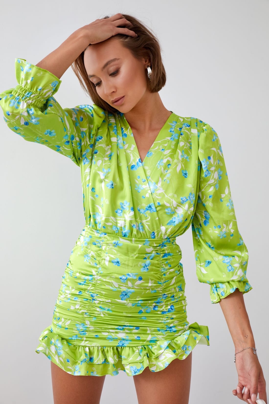 Rochie florală strânsă cu perdea de var