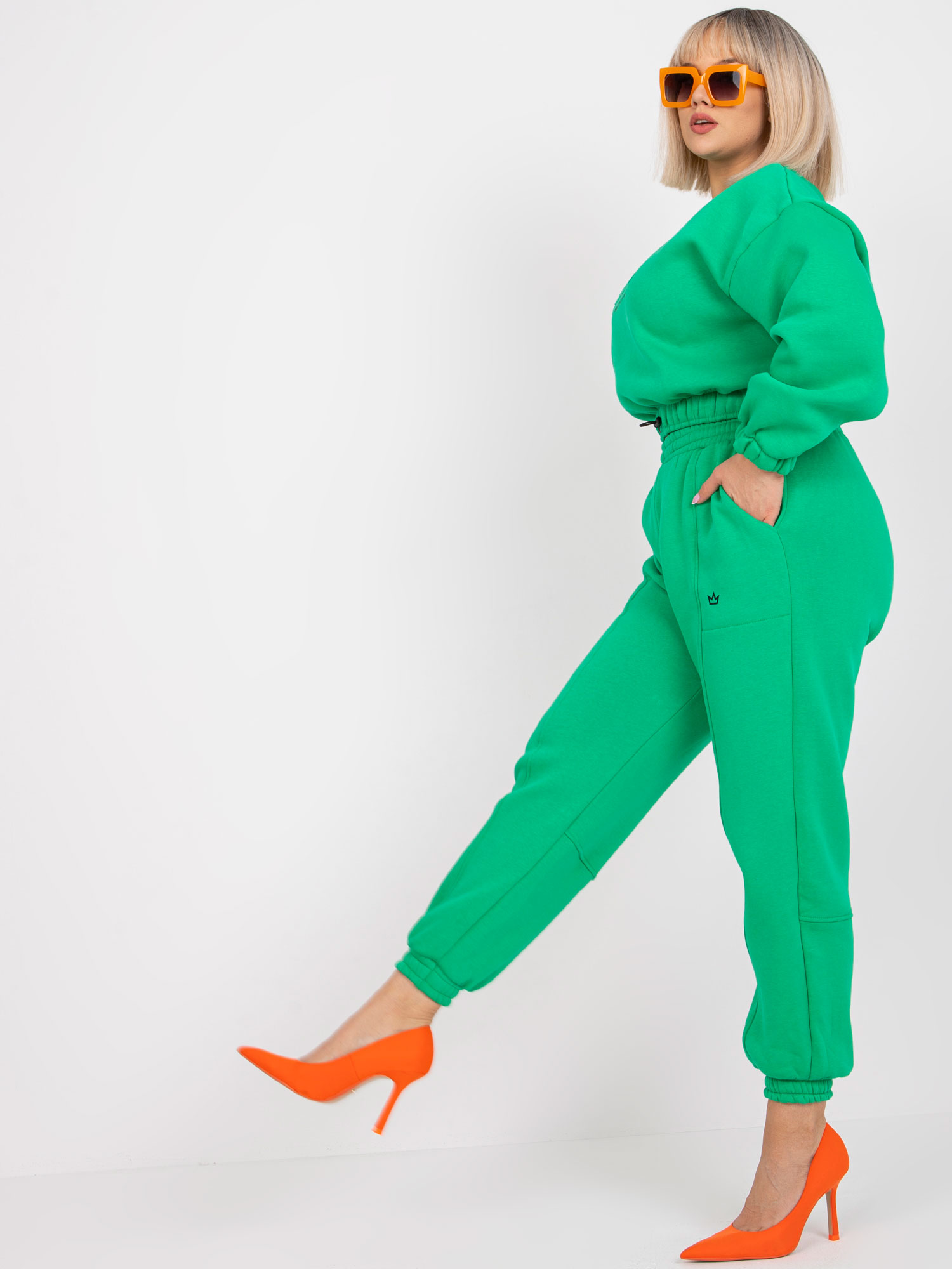 Levně Zelená tepláková souprava větší velikosti s kalhotami Maleah